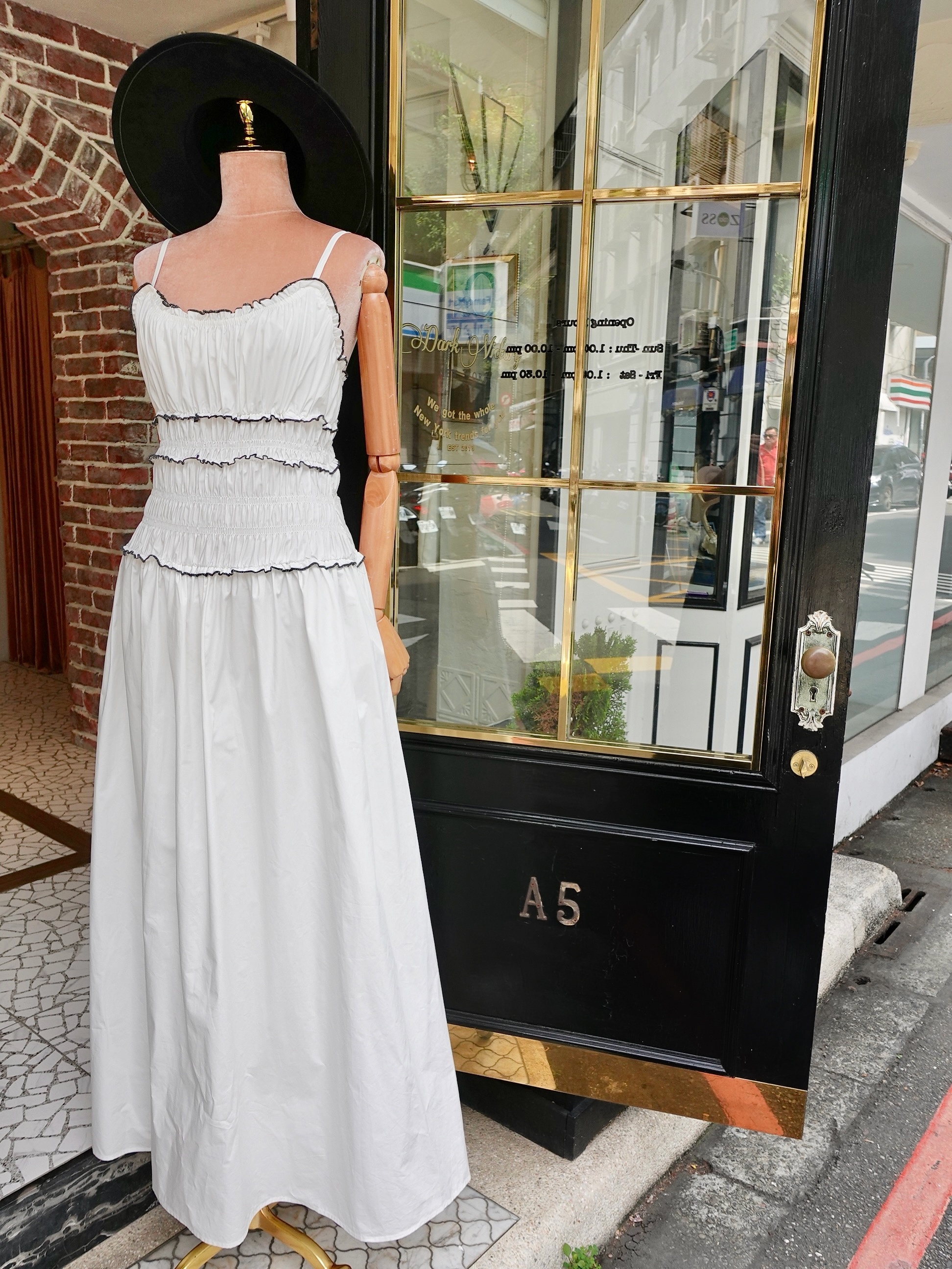 White Queen白色抽皺黑飾邊Maxi Dress
