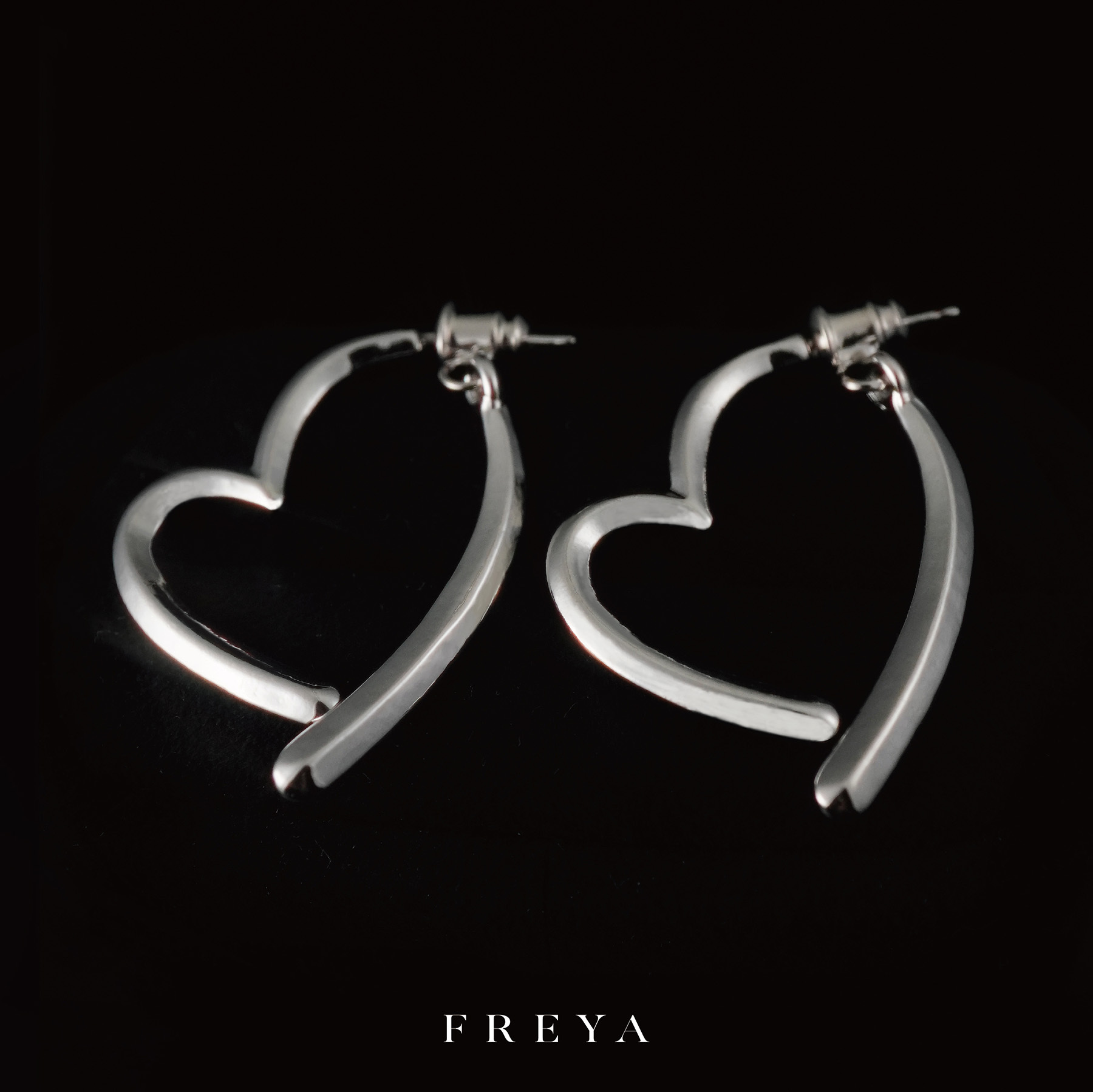 FREYA  交叉愛心耳環