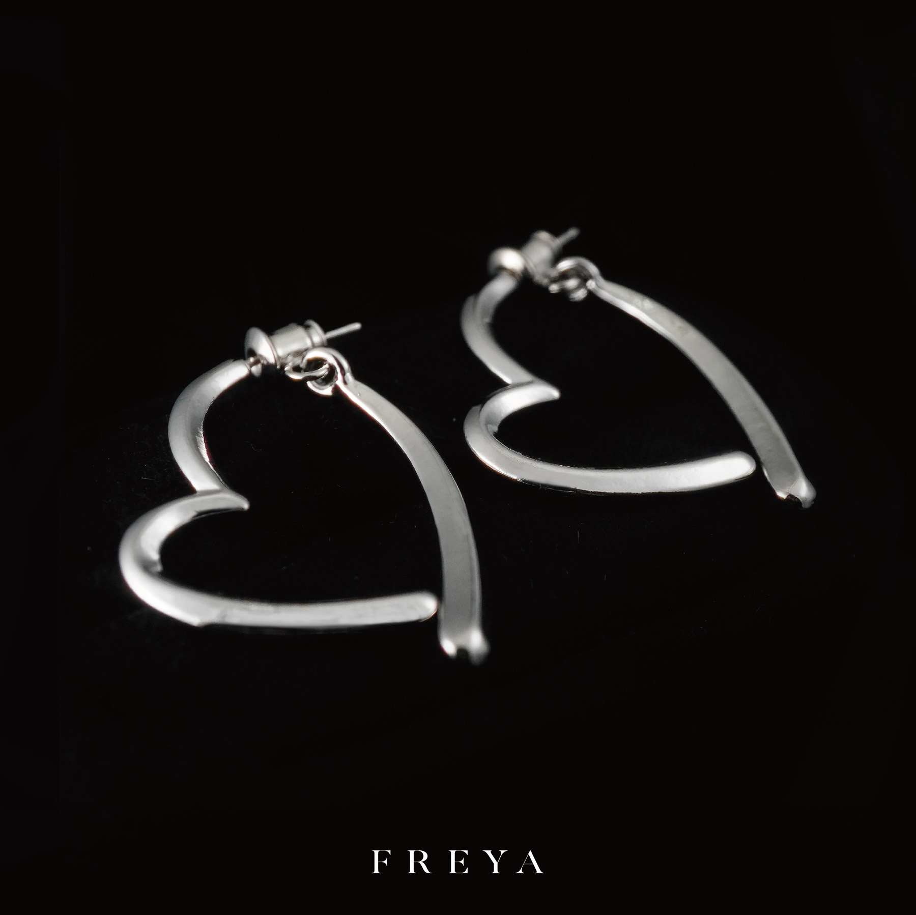 FREYA  交叉愛心耳環