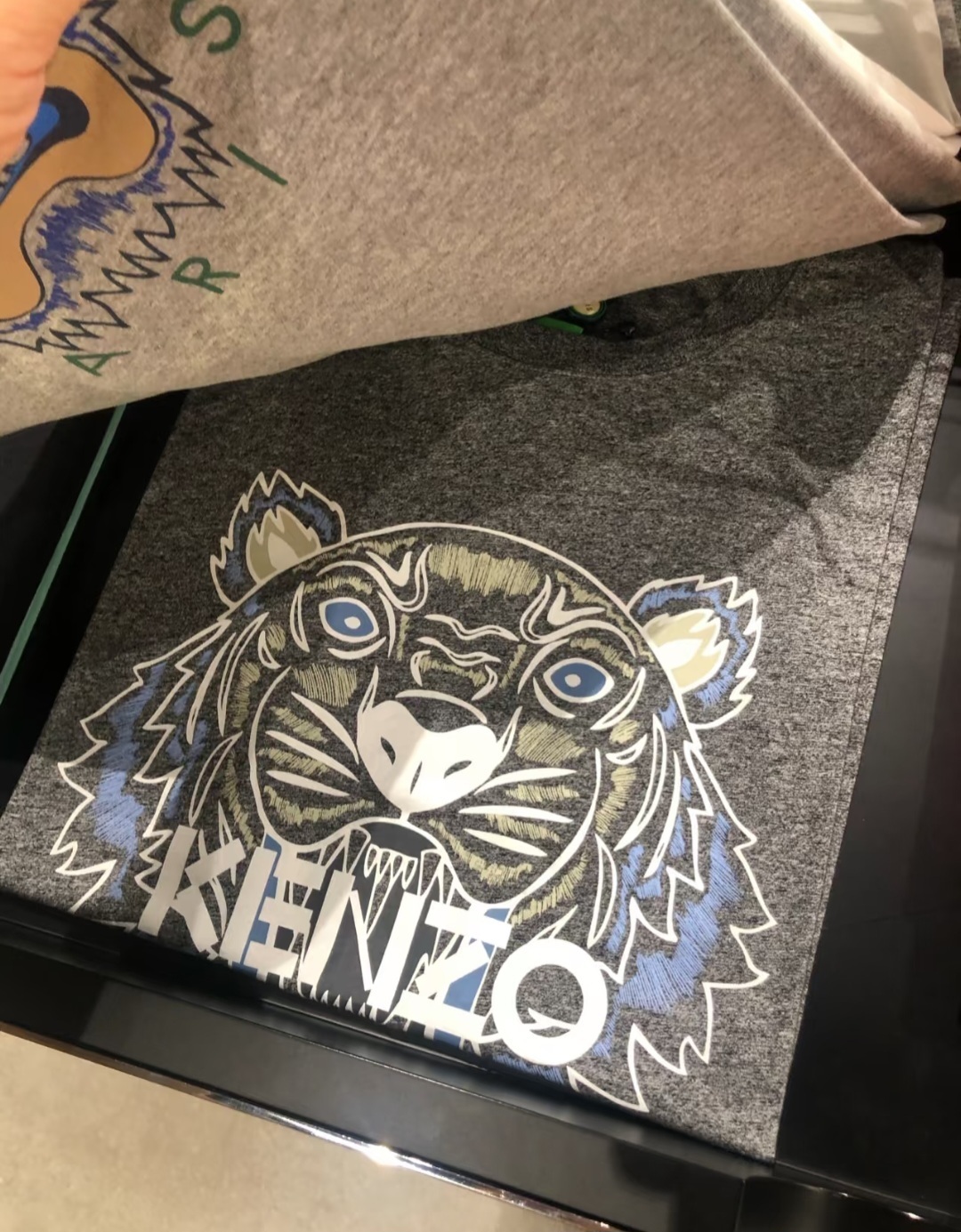 KENZO 灰色 併 印花虎頭 Tee