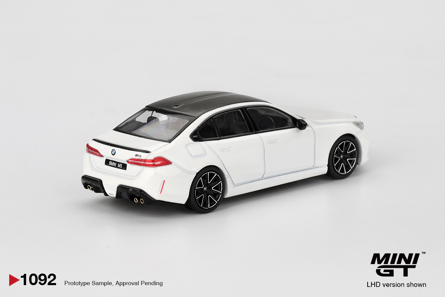 MINI GT 1/64 #1092 BMW M5 Alpine White 右軚合金模型車