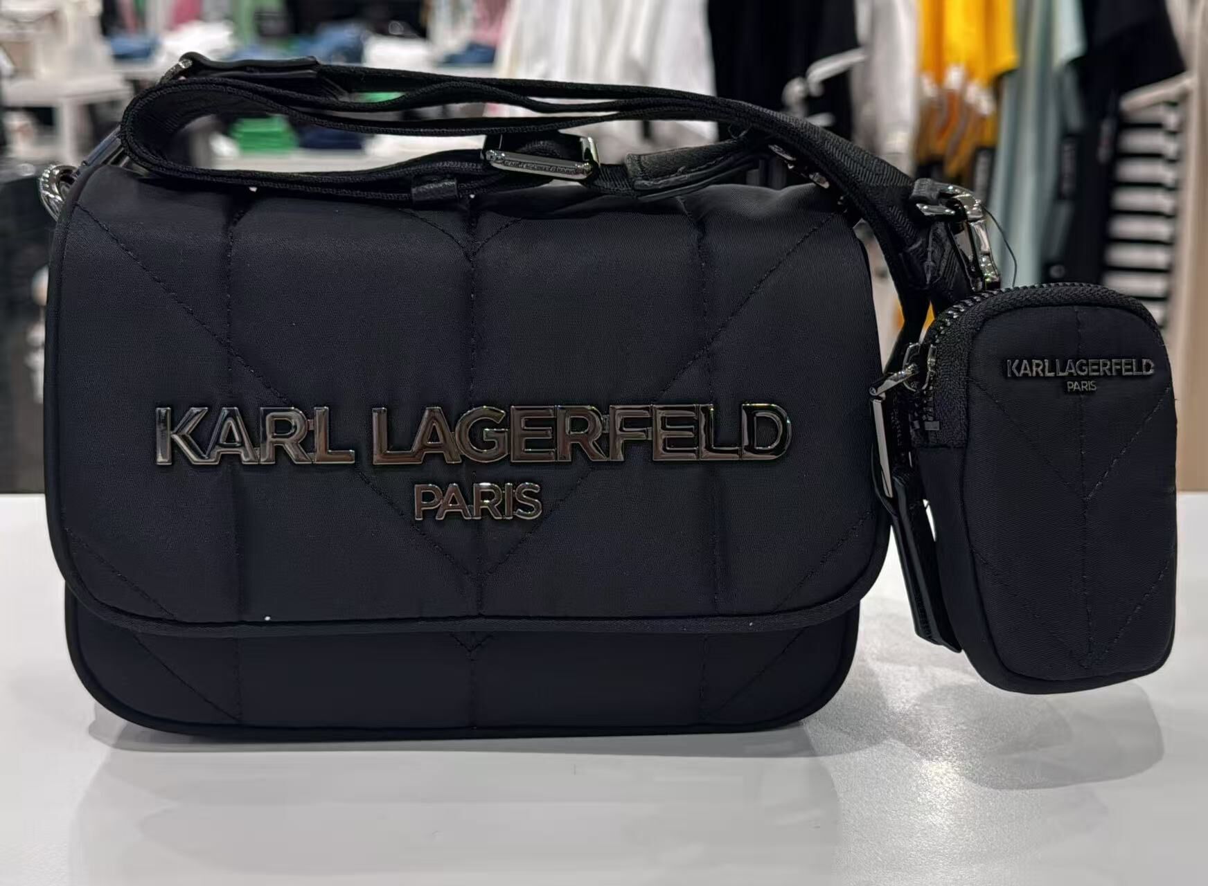 【預購】Karl Lagerfeld H052032 黑色尼龍 Voyage 斜挎包