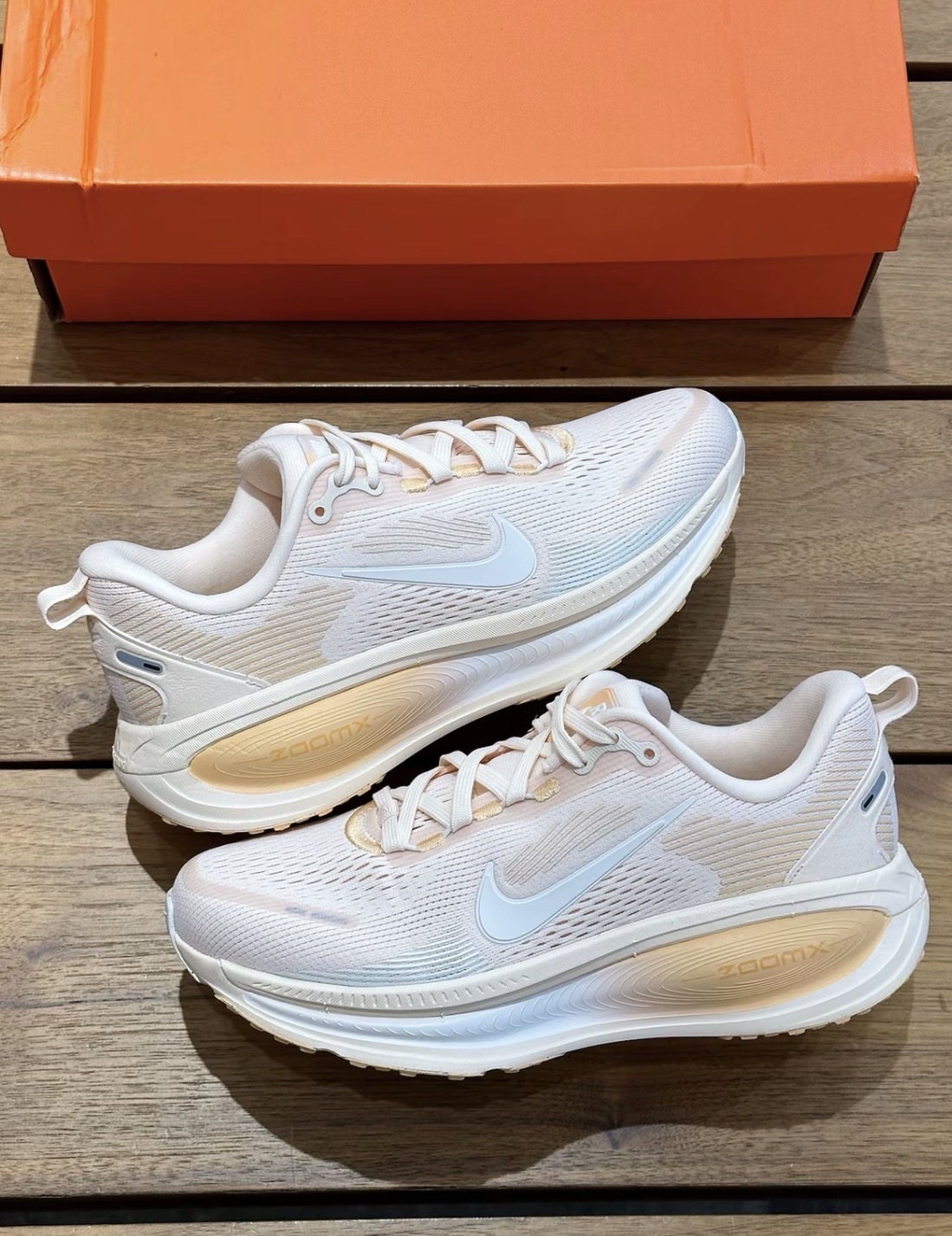 女鞋 NIKE W VOMERO 18 粉橘 網布 氣墊 緩震 透氣 運動鞋【HM6804-800】