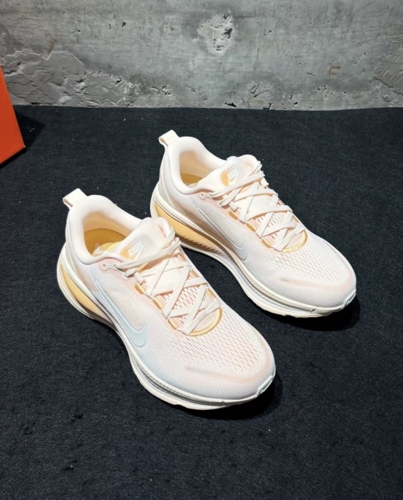 女鞋 NIKE W VOMERO 18 粉橘 網布 氣墊 緩震 透氣 運動鞋【HM6804-800】