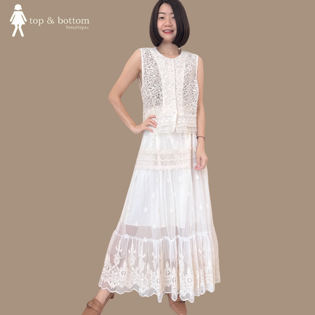 SLEEVELESS LACE BUTTON BLOUSE