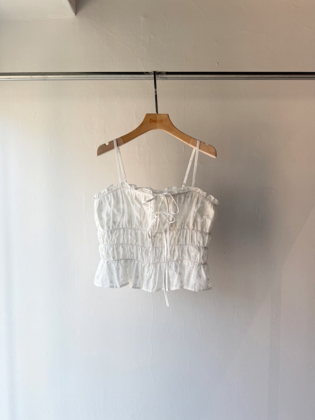 簍空刺繡綁帶上衣-白
