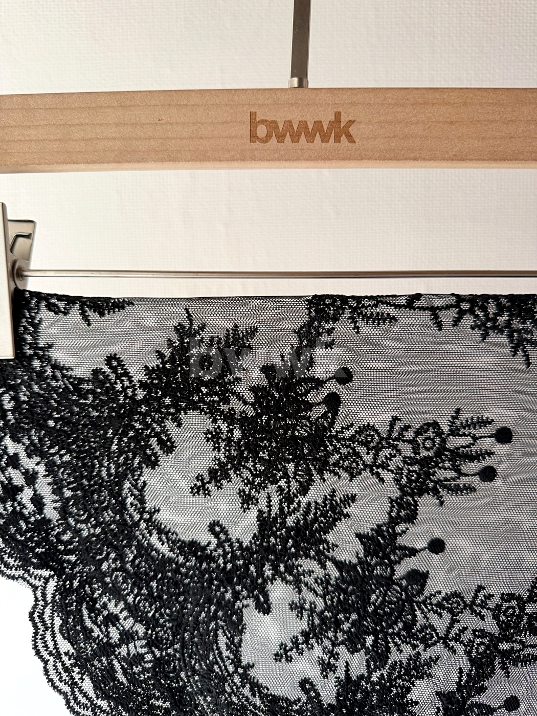 精緻蕾絲刺繡三角巾-黑