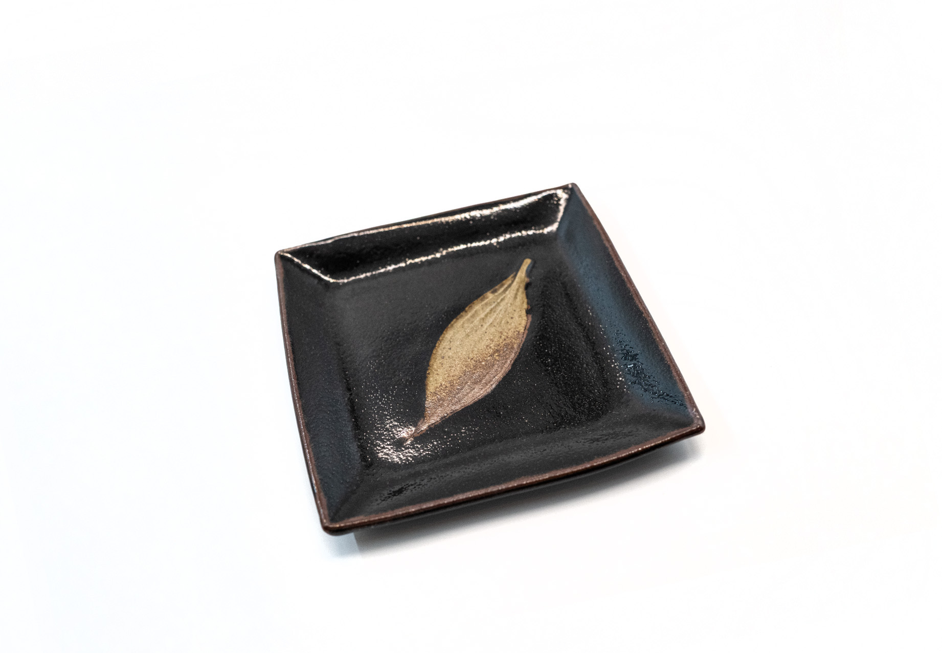 十四代中里太郎右衛門｜黑唐津木葉紋角皿 13.5cm