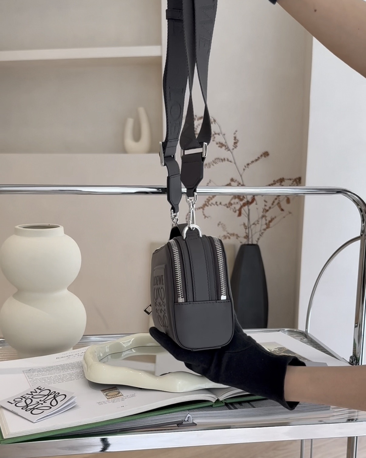 LOEWE｜緞面小牛皮迷你相機包 深灰色