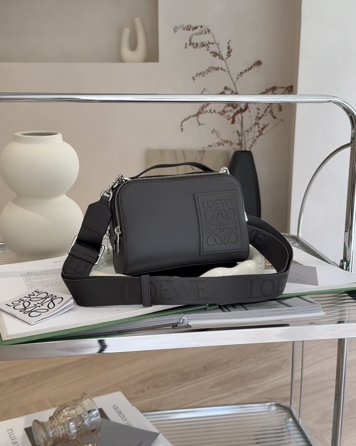LOEWE｜緞面小牛皮迷你相機包 深灰色