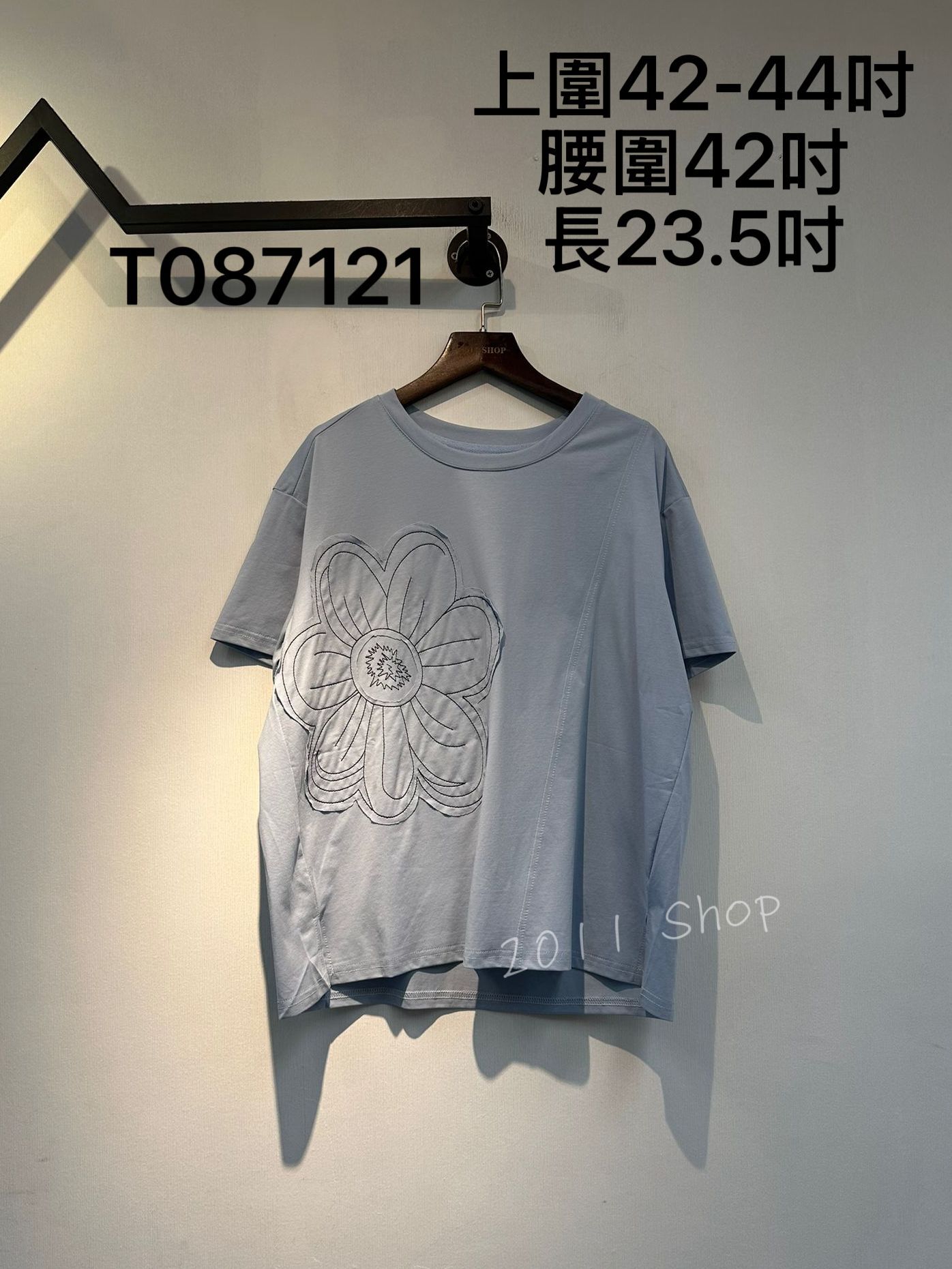 明線刺繡線條花朵T恤 上圍42-44吋 腰圍42吋 長23.5吋 T087121