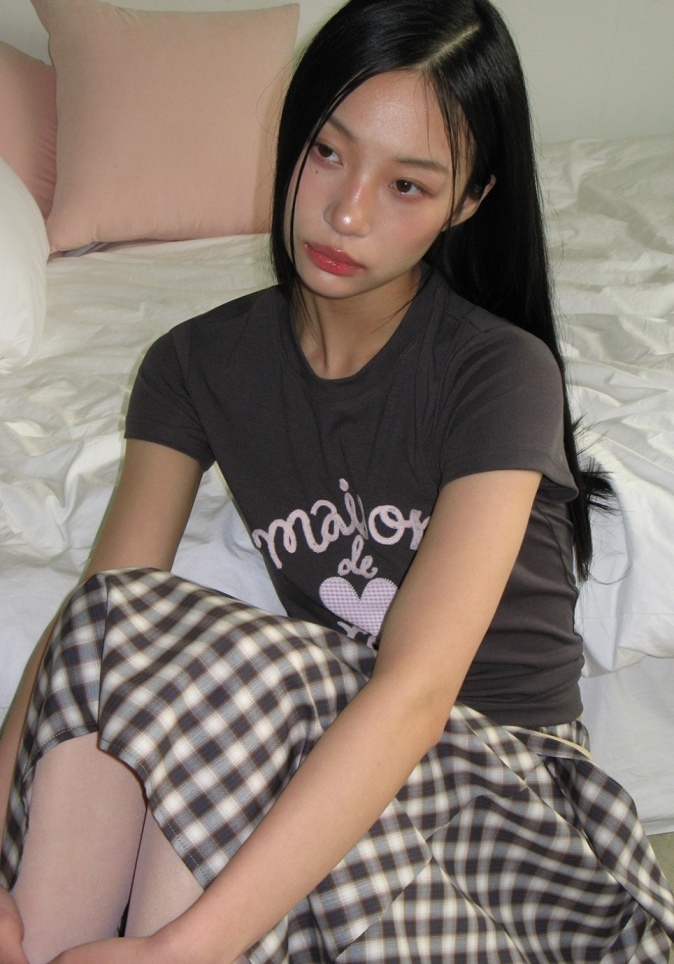 【入LIVECODE一件減至$228😱🔥！】【聖水洞封館！張員瑛代言X韓妹大愛品牌🎀】【ROLAROLA】MAISON DE ROLA EMBROIDERY HEART T-SHIRT (3 Colors)