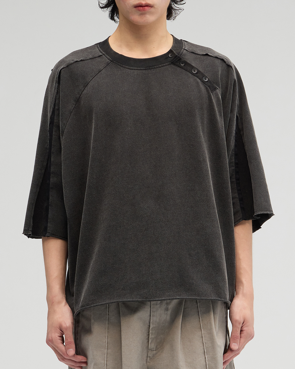 Vacant｜ES0179 - Henley Neck Tee (Black)