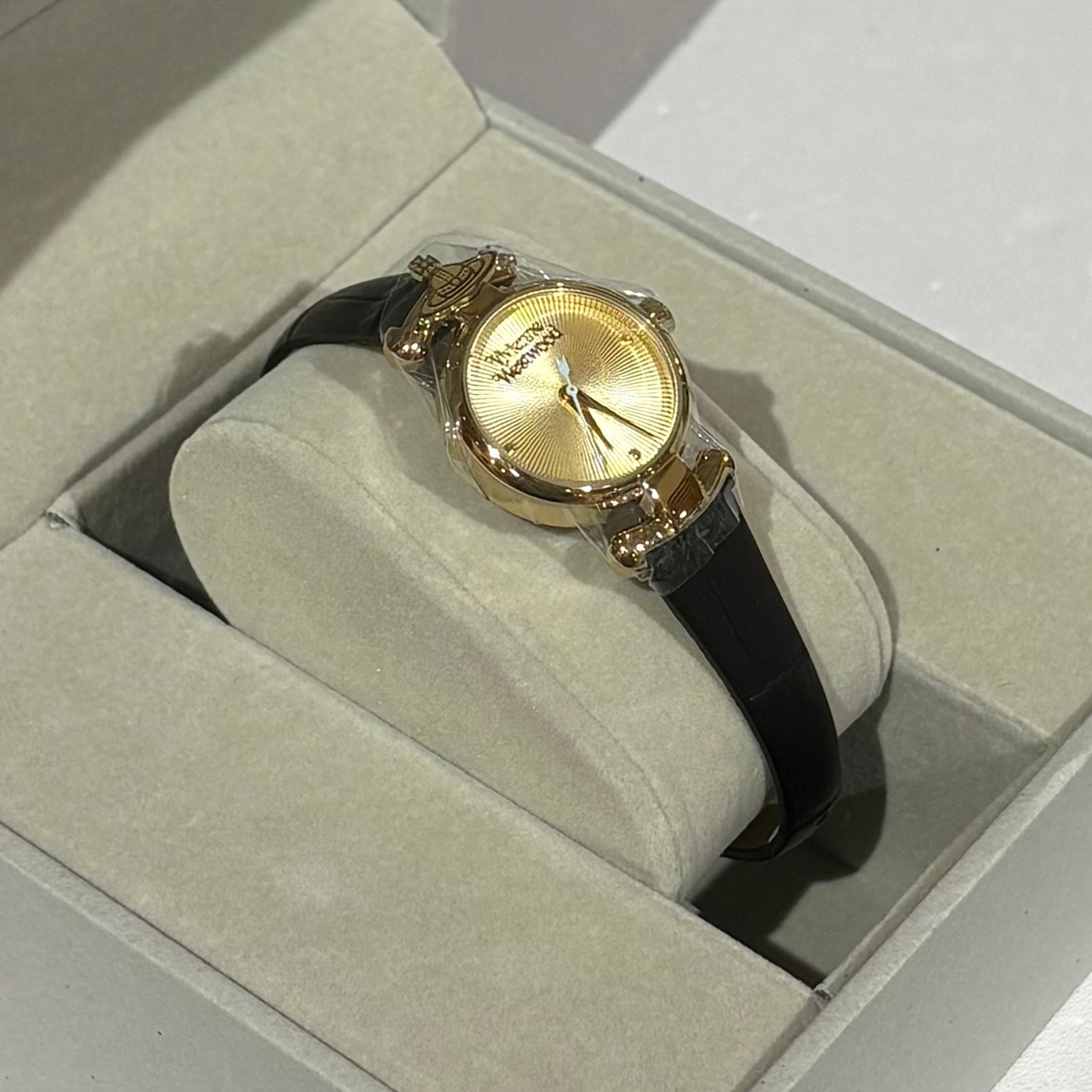 本月出位價!!! 全新VIVIENNE WESTWOOD WATCH,MAIDA,23mm,VV090GDBK,金色面/黑色鱷魚皮紋錶帶, 石英機芯, #西太后手錶 #BRAND NEW #香榭站正品