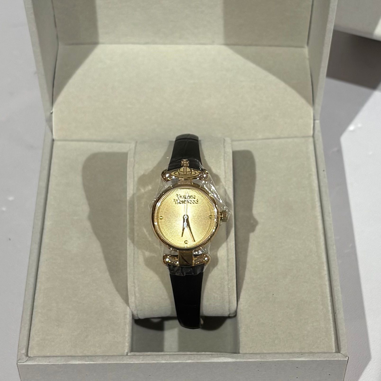 全新VIVIENNE WESTWOOD WATCH,MAIDA,23mm,VV090GDBK,金色面/黑色鱷魚皮紋錶帶, 石英機芯, #西太后手錶 #本月出位價 #BRAND NEW #香榭站正品