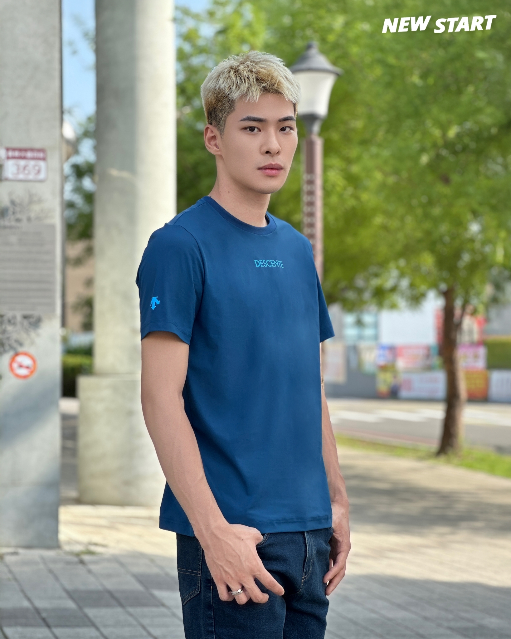 Descente 迪桑特 背後方框塗鴉字母 短袖上衣 短T
