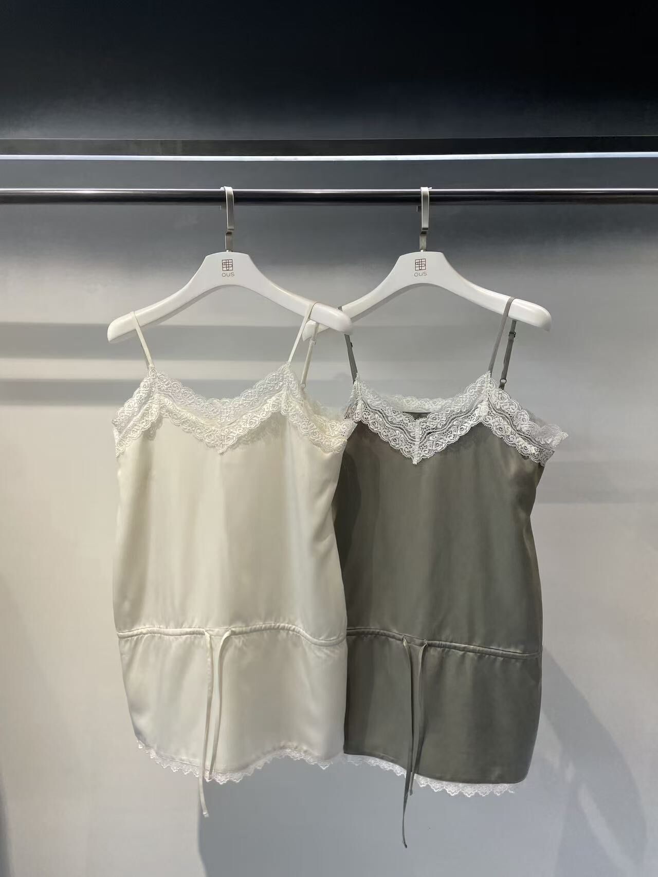 OS6230 蕾絲邊飾緞面抽繩背心