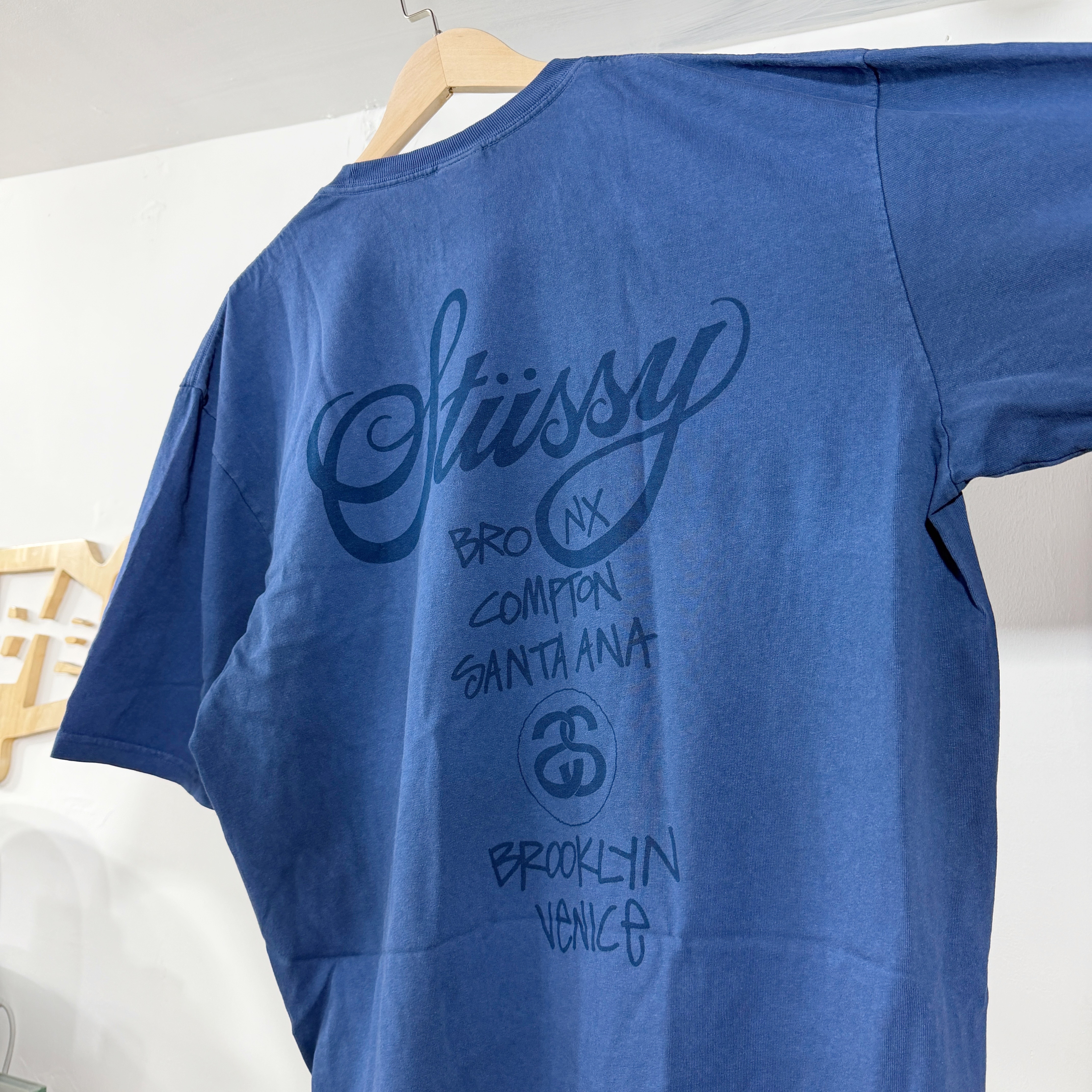 STUSSY SS26 WORLD TOUR TEE Sun Faded Navy 洗水藍