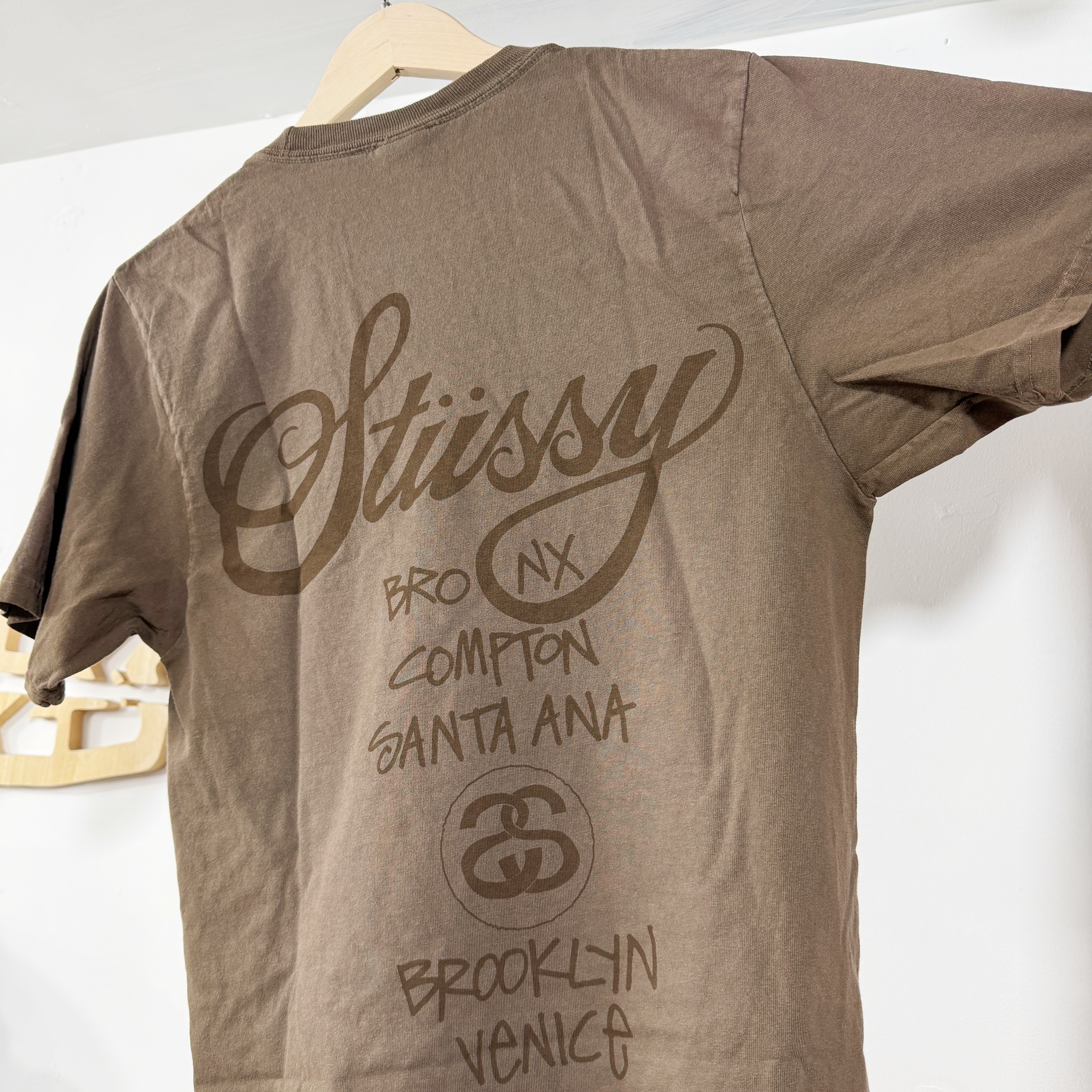 STUSSY SS26 WORLD TOUR TEE Sun Faded Brown 洗水棕色