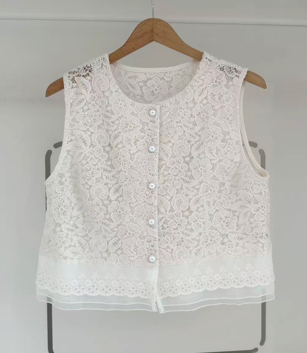 SLEEVELESS LACE BUTTON BLOUSE