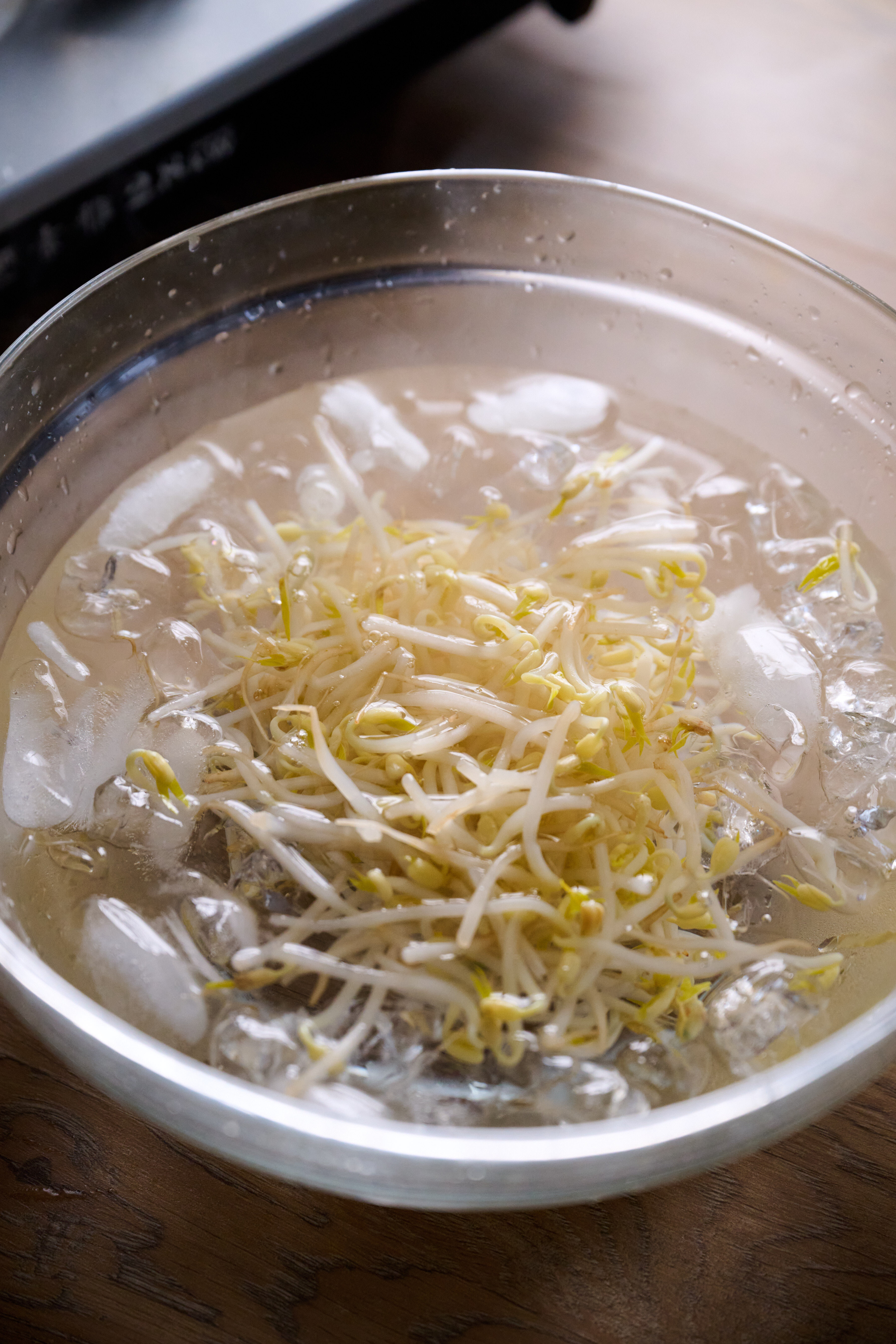 汆燙豆芽菜並冰鎮