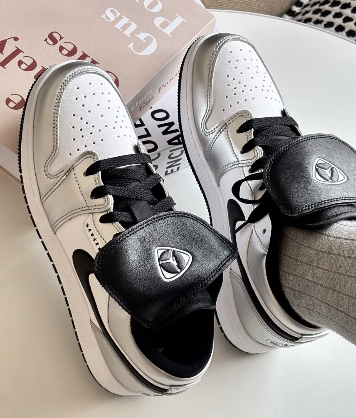 大童鞋 女生尺寸 NIKE AIR JORDAN 1 LOW GS 銀黑白 翻蓋鞋舌 皮革 低筒 AJ1 休閒鞋【IR2310-100】