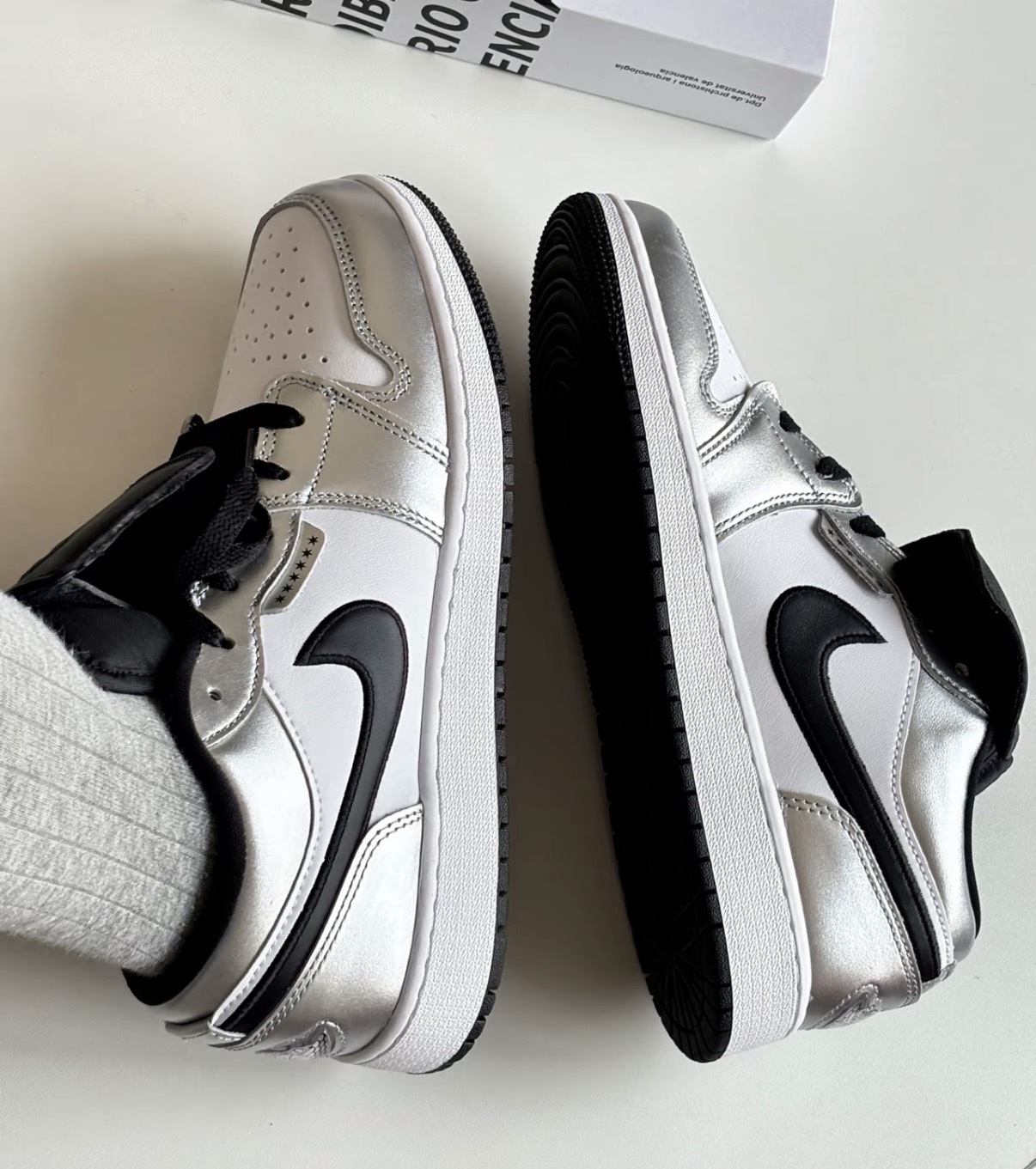 大童鞋 女生尺寸 NIKE AIR JORDAN 1 LOW GS 銀黑白 翻蓋鞋舌 皮革 低筒 AJ1 休閒鞋【IR2310-100】