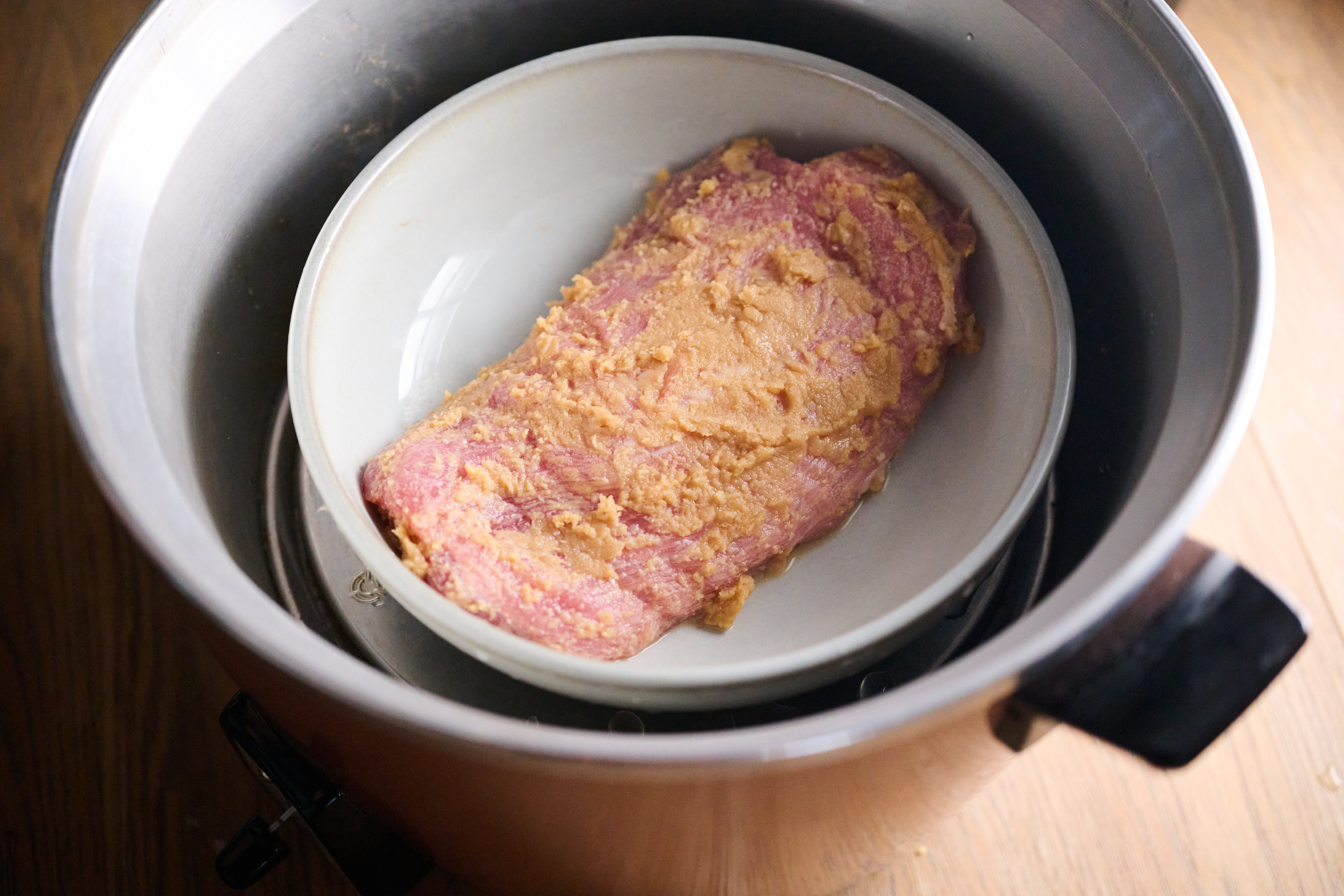 將醃好的枕頭肉放入耐熱盤中，再放進電鍋。