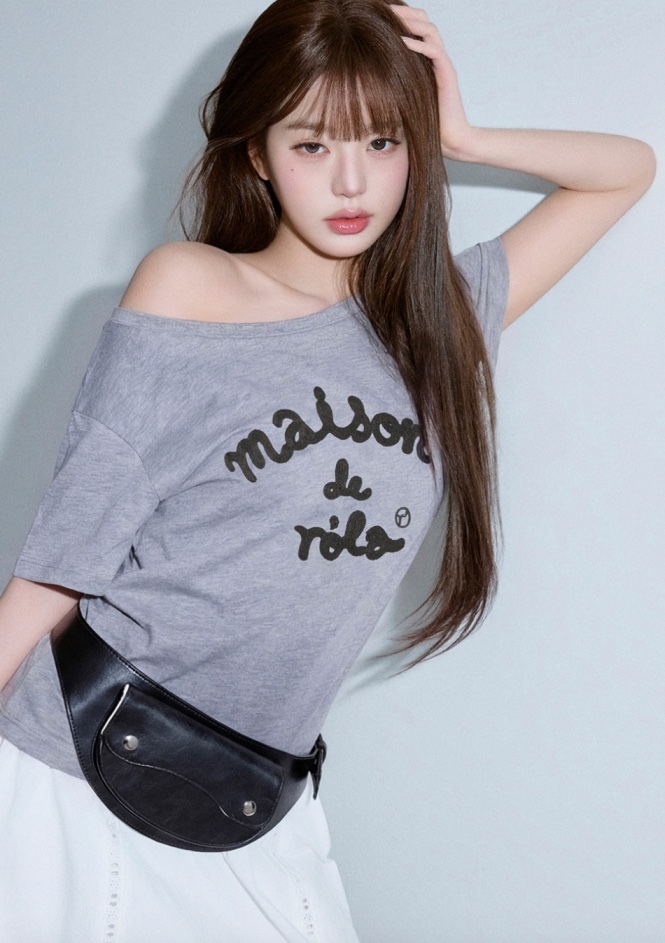 【入LIVECODE一件減至$238😱🔥！】【聖水洞封館！張員瑛代言X韓妹大愛品牌🎀】【ROLAROLA】MAISON DE ROLA EMBROIDERY OFF SHOULDER T-SHIRT (3 Colors)