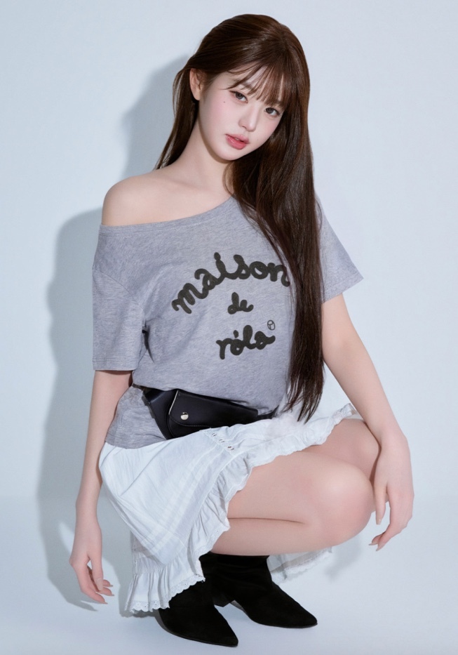 【入LIVECODE一件減至$238😱🔥！】【聖水洞封館！張員瑛代言X韓妹大愛品牌🎀】【ROLAROLA】MAISON DE ROLA EMBROIDERY OFF SHOULDER T-SHIRT (3 Colors)