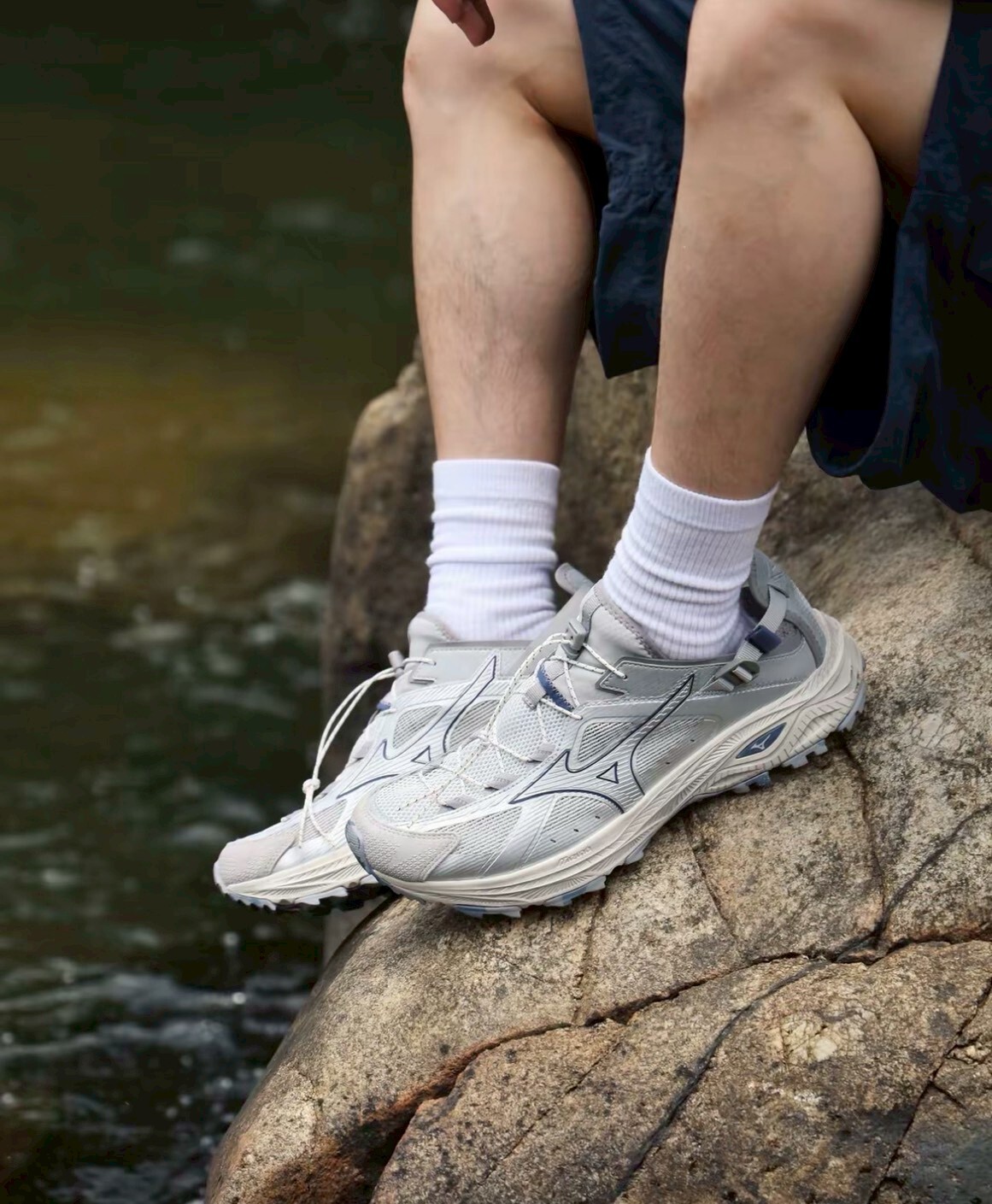 （連線代購商品）男女鞋 MIZUNO RACER TRAIL SE V2  溯溪鞋 復古輕量 銀色衝浪手 休閒鞋【D1GH261205】美津濃
