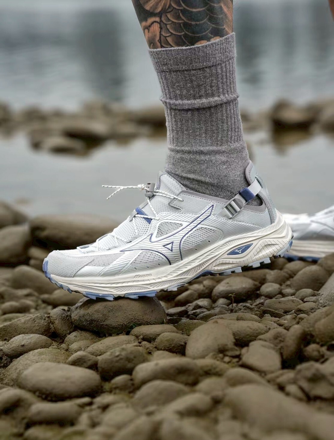 （連線代購商品）男女鞋 MIZUNO RACER TRAIL SE V2 銀色 衝浪手 復古 輕量 溯溪鞋 休閒鞋【D1GH261205】美津濃