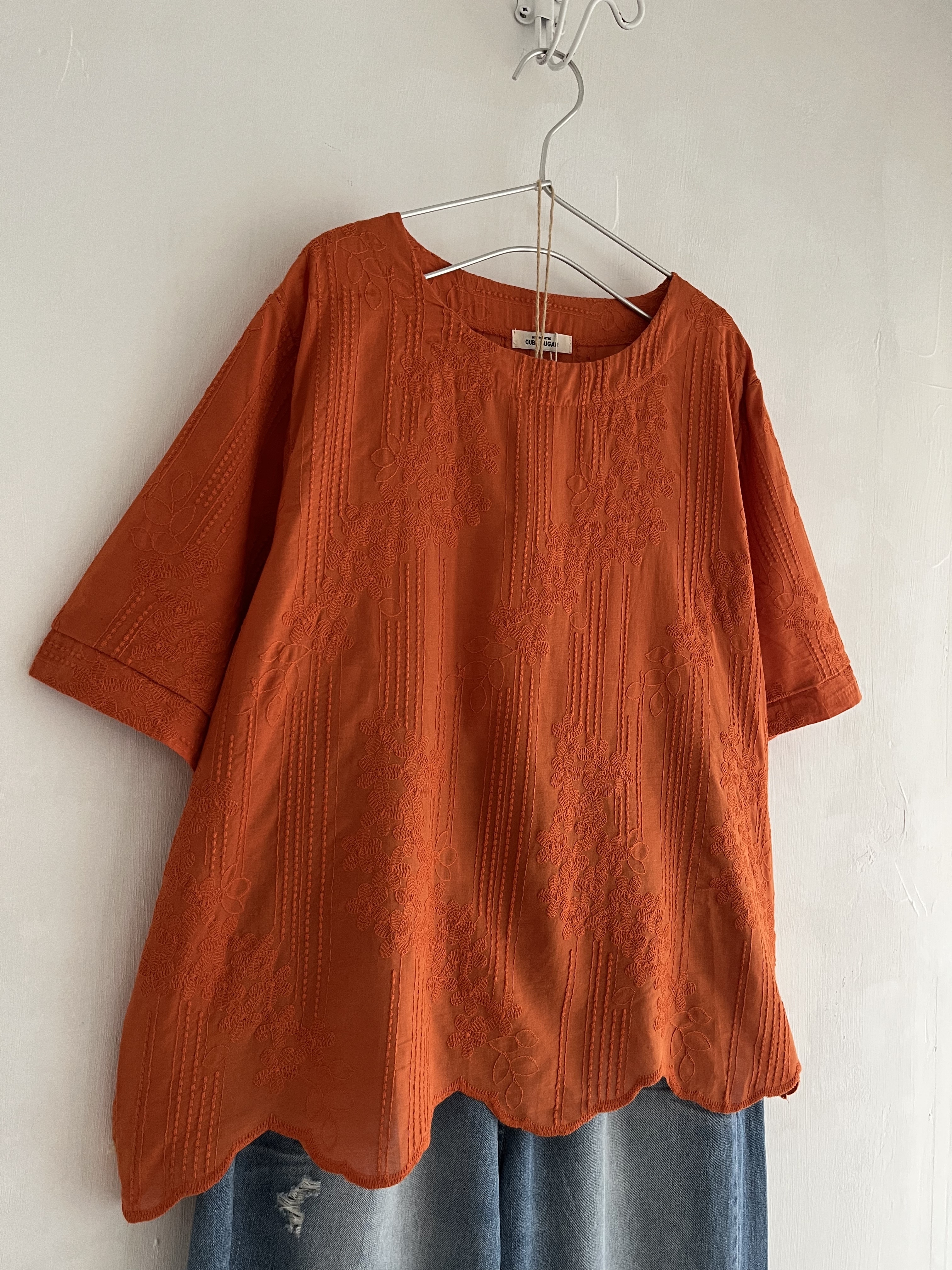 CUBE SUGAR橙色圓領刺繡top