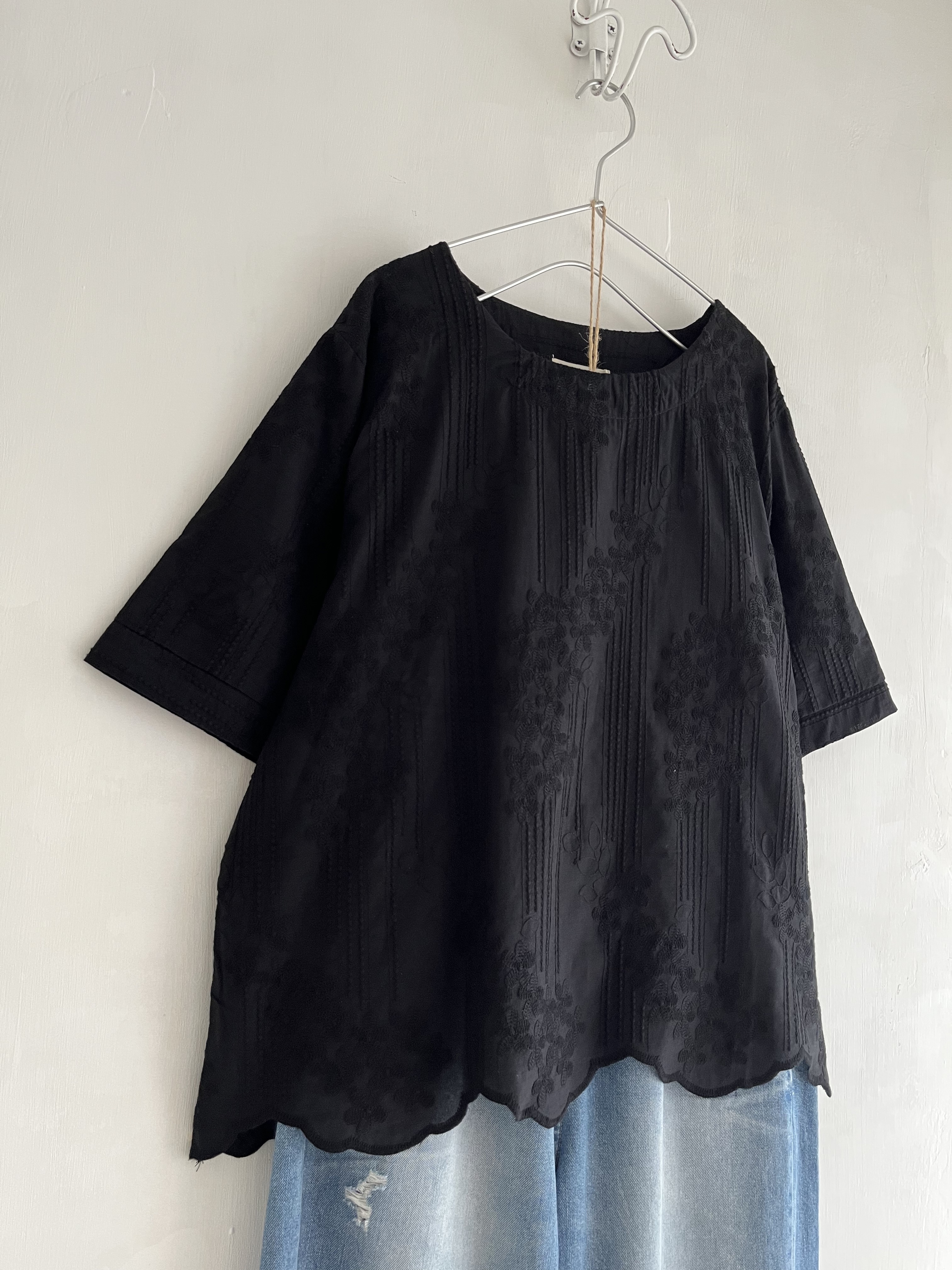 CUBE SUGAR黑色圓領刺繡top