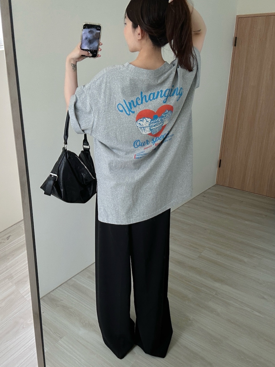 夏日亮眼穿搭愛心後背造型短袖大Tee