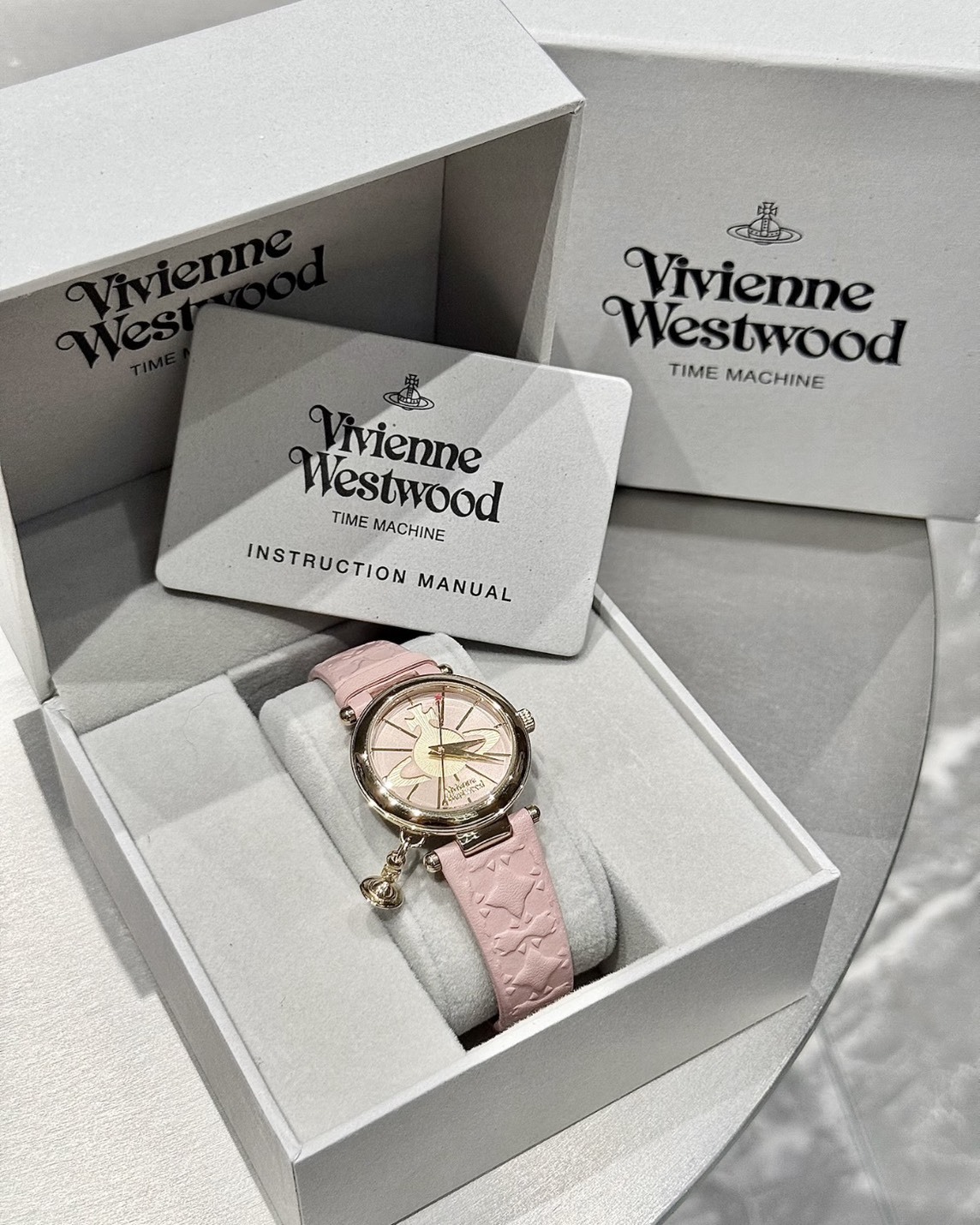 <送女友⌚>Vivienne Westwood 真皮 立體皮革 經典LOGO 石英機芯 手錶 3色
