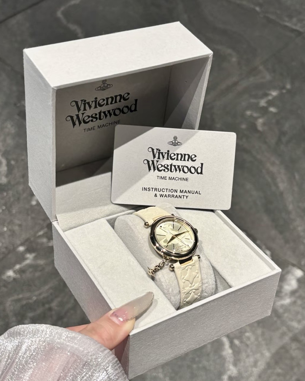 <送女友⌚>Vivienne Westwood 真皮 立體皮革 經典LOGO 石英機芯 手錶 3色