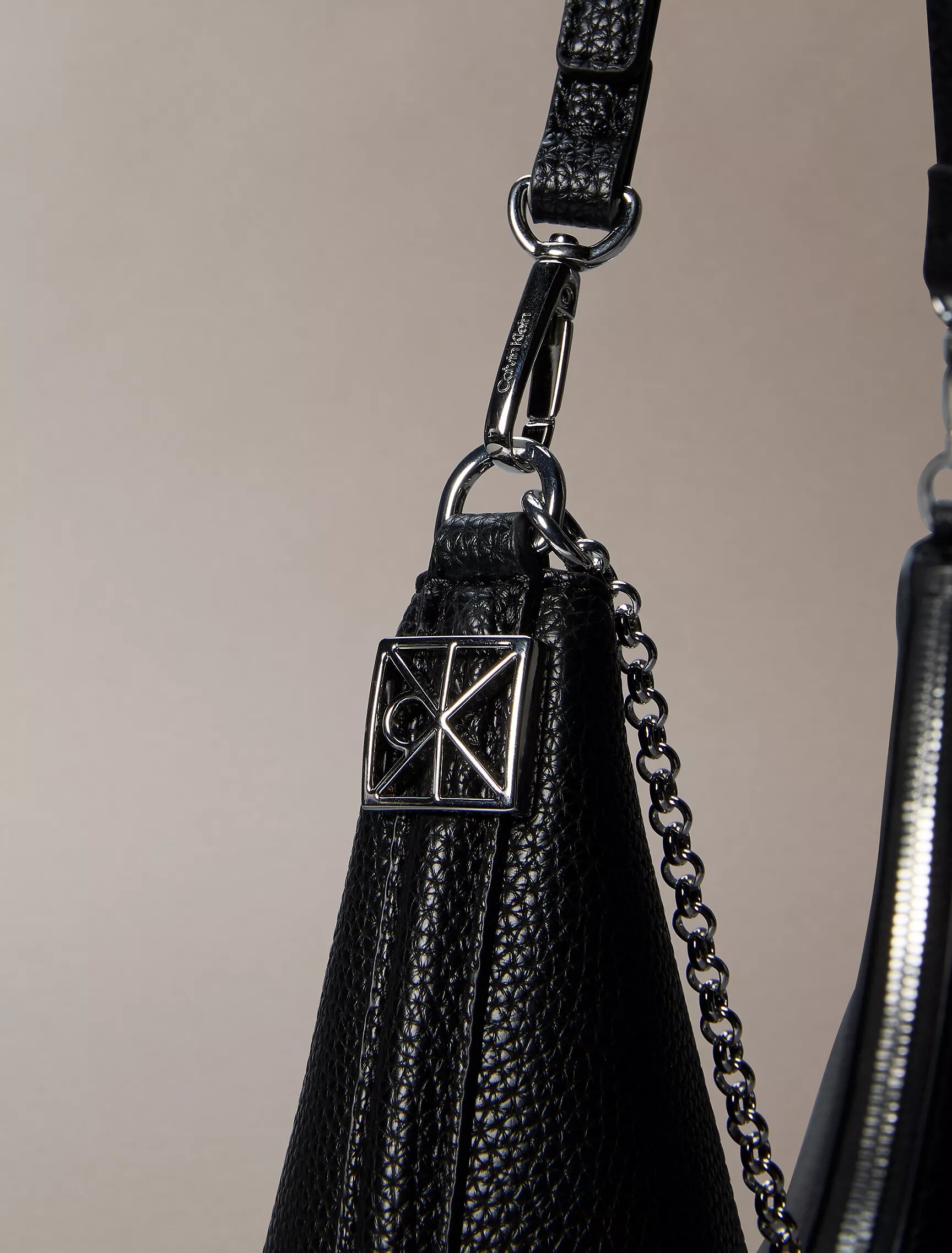 【預購】CALVIN KLEIN EMBLEM LOGO 雙鍊包 黑色 4F3495G
