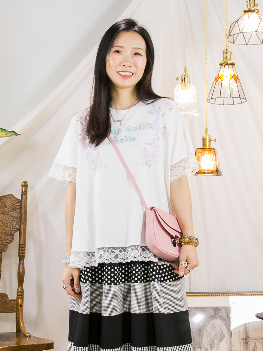 袖口 下擺LACE．英文字 花花PRINT．COTTON料TOP