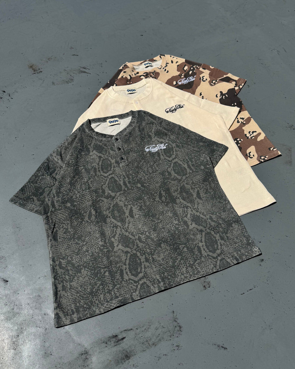 【9090】0523發售新品 Cursive Logo Thermal Henley Neck S/S Tee