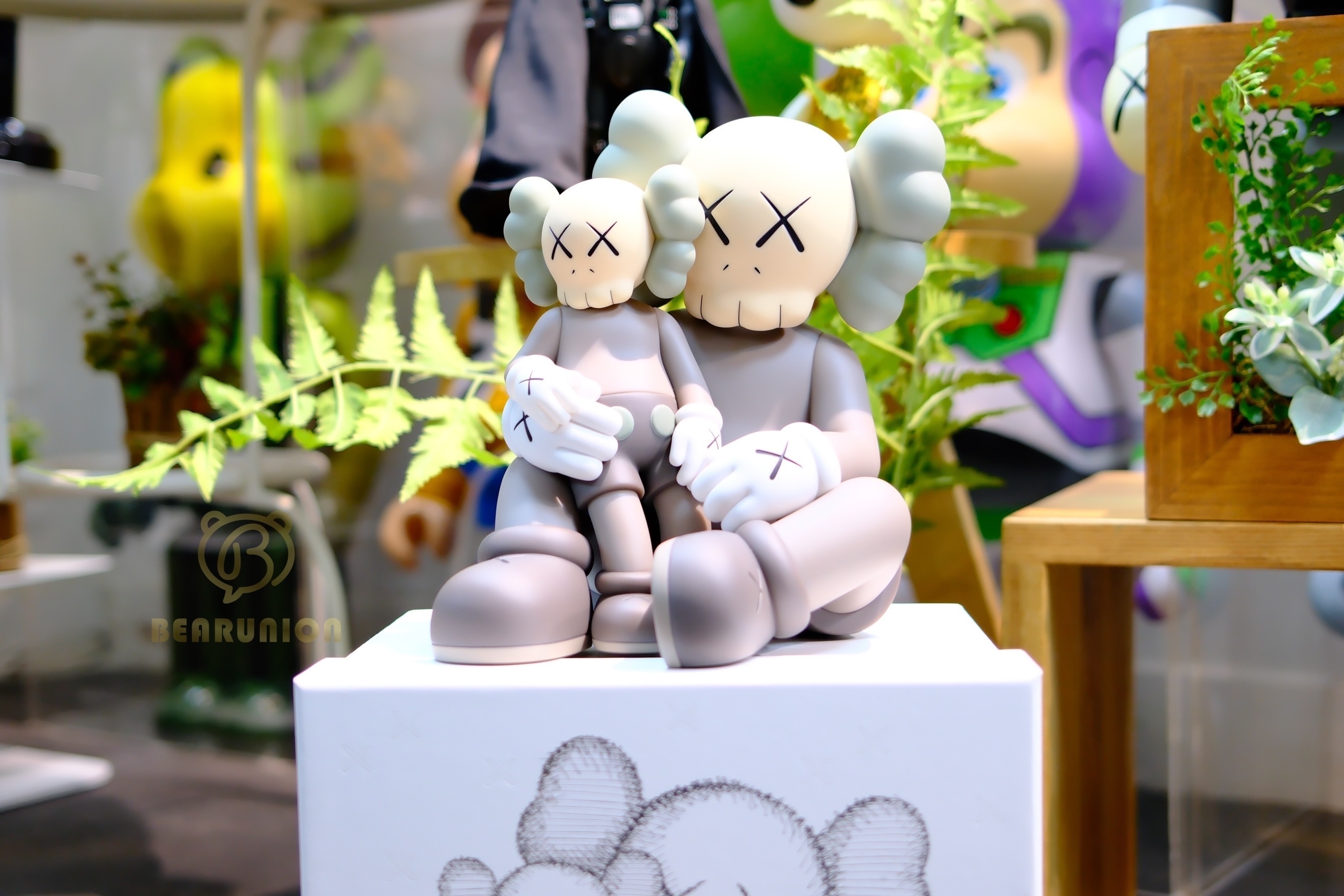 🥇In Stock🥇KAWS HOLIDAY CHANGBAI MOUNTAIN Figure Brown