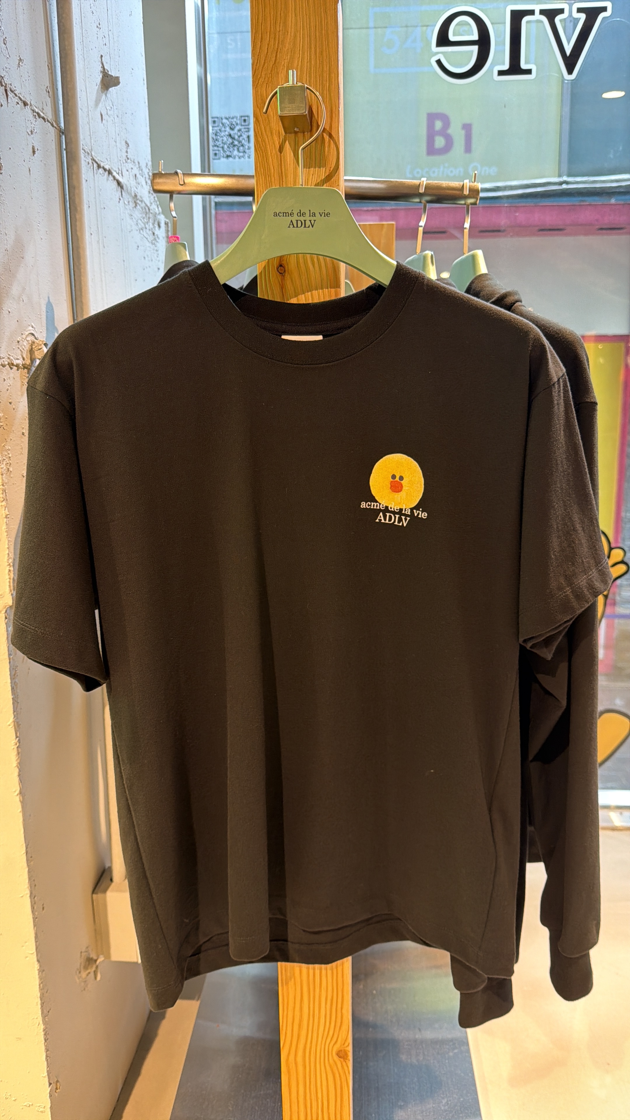 TA01 ADLV x LINE FRIENDS  Sally黃色雞仔logo T-shirt-黑色