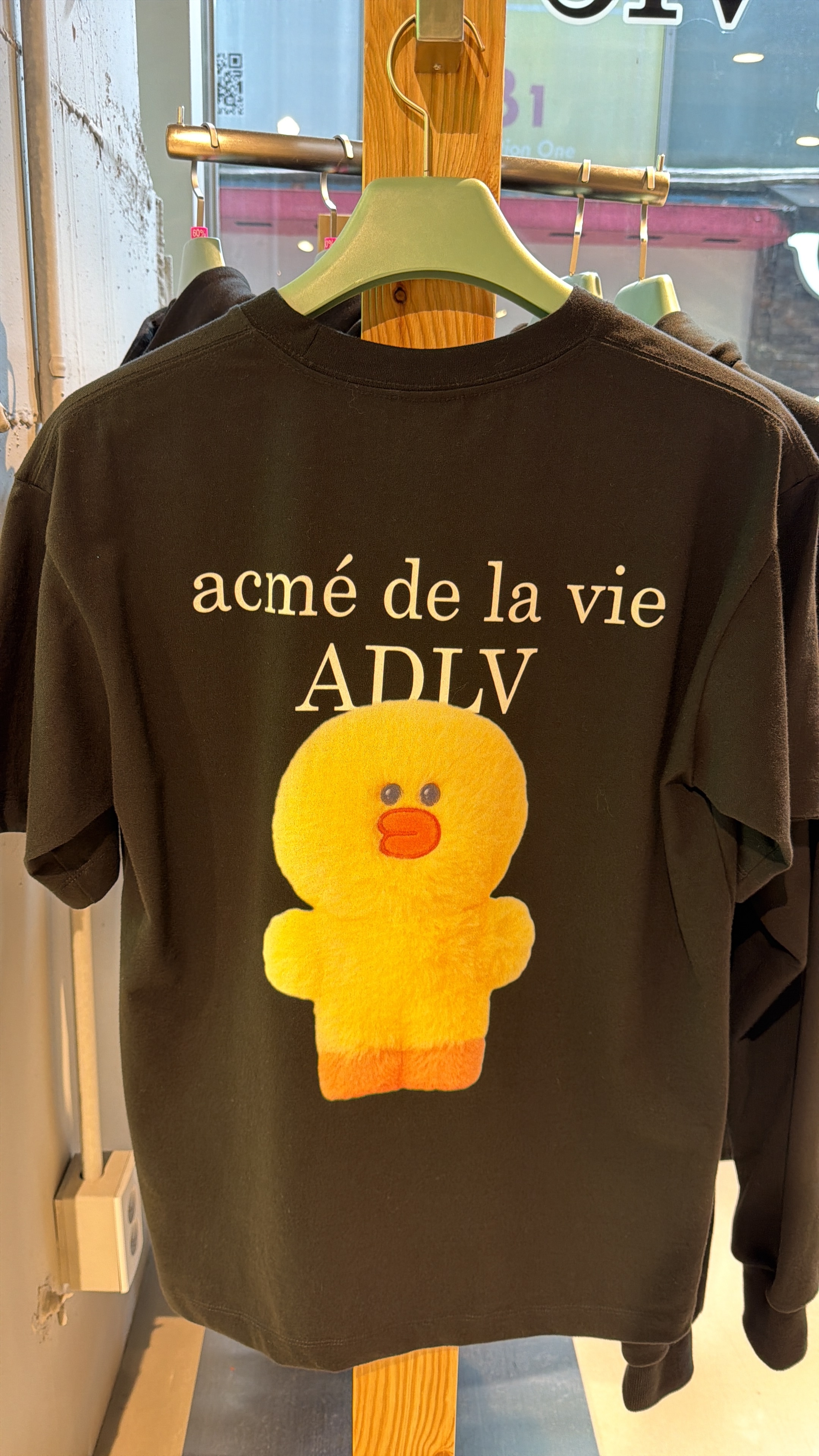 TA01 ADLV x LINE FRIENDS  Sally黃色雞仔logo T-shirt-黑色