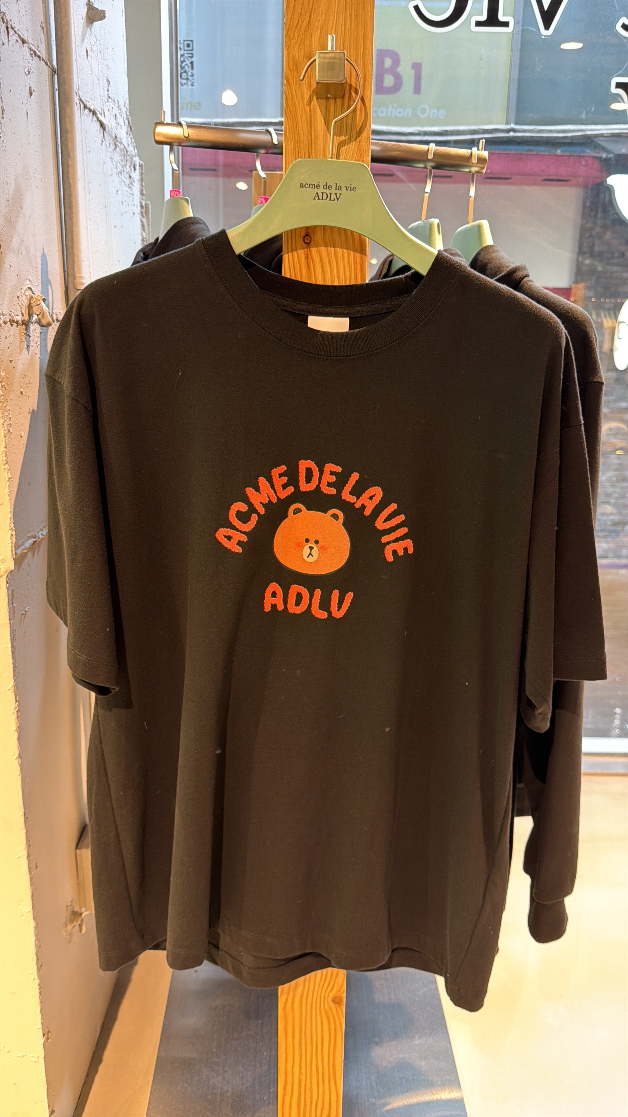 TA03 ADLV x LINE FRIENDS  Brown啡色熊仔logo T-shirt-黑色