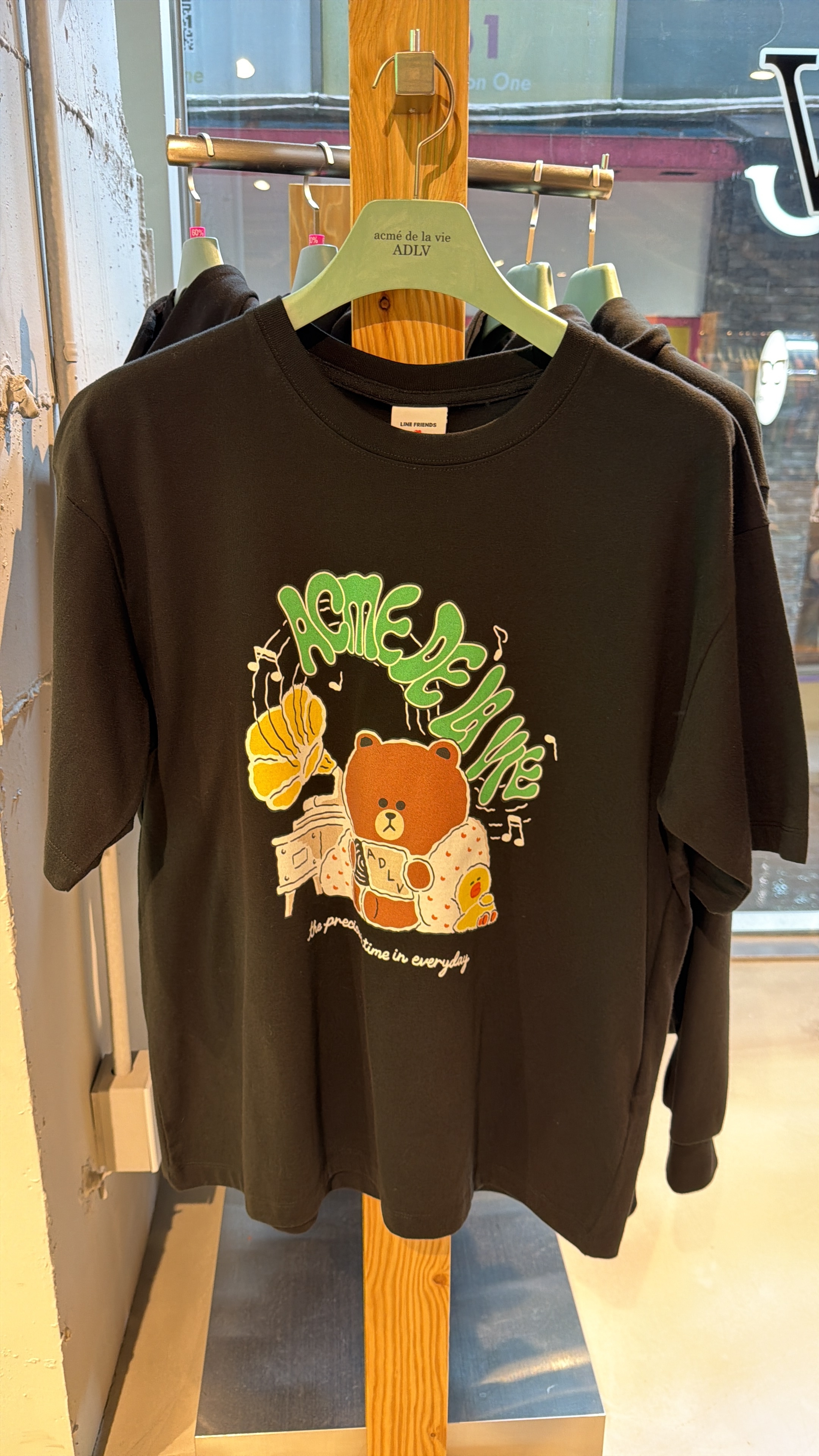 TA04 ADLV x LINE FRIENDS  Brown啡色熊仔音樂大logo T-shirt-黑色