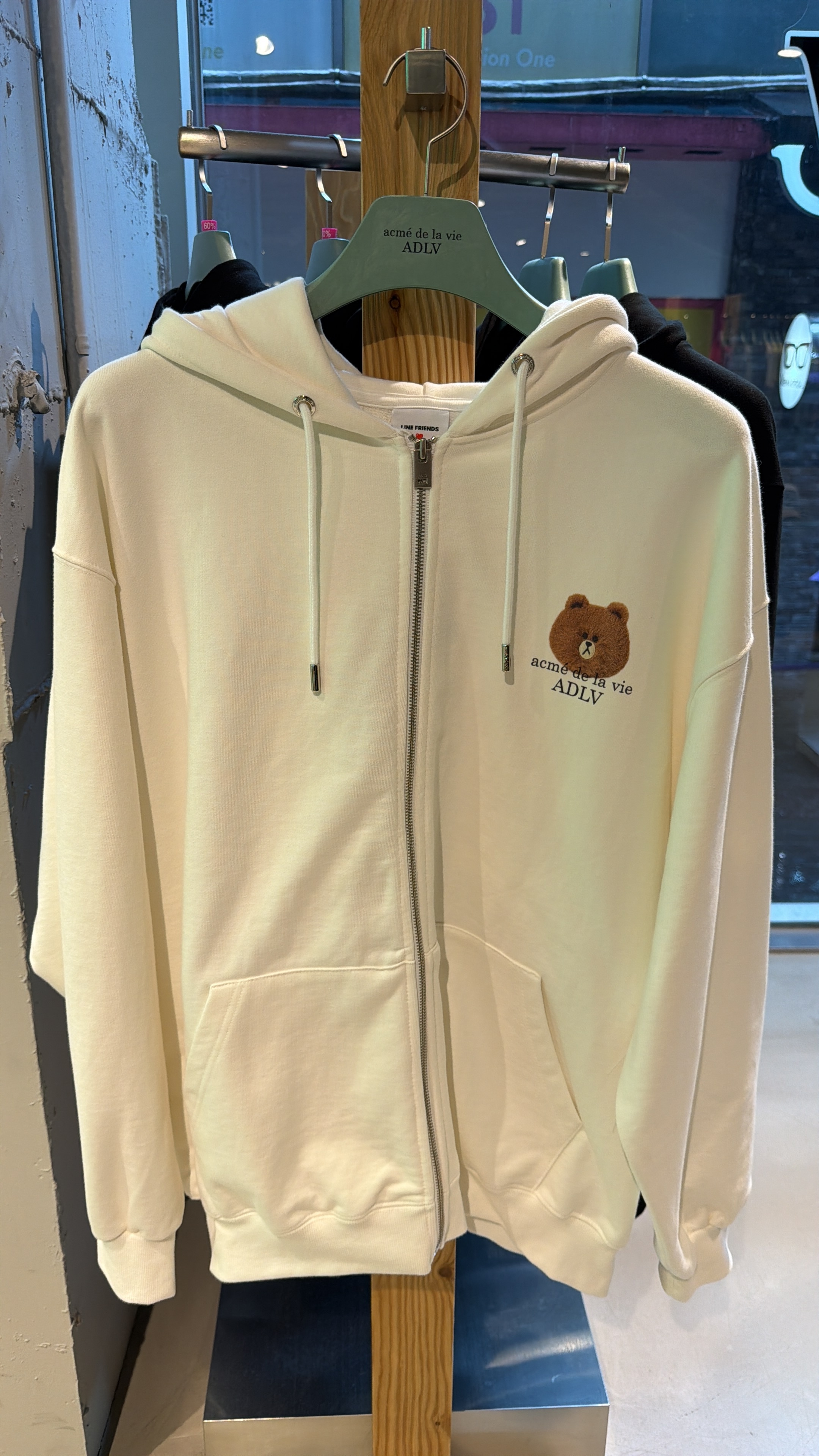 TA06 ADLV x LINE FRIENDS  Brown啡色熊仔logo 米白色拉鏈外套