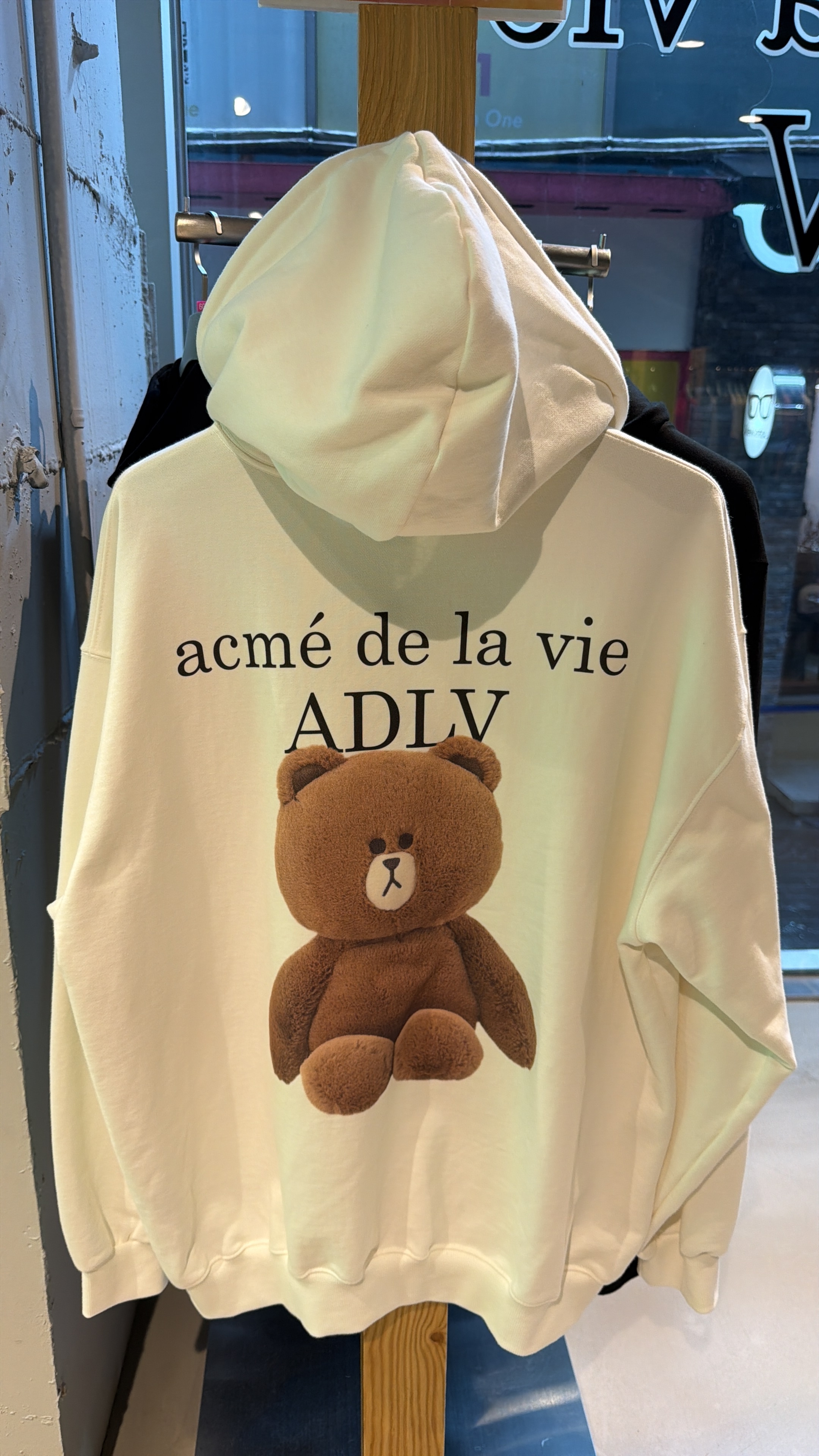 TA06 ADLV x LINE FRIENDS  Brown啡色熊仔logo 米白色拉鏈外套