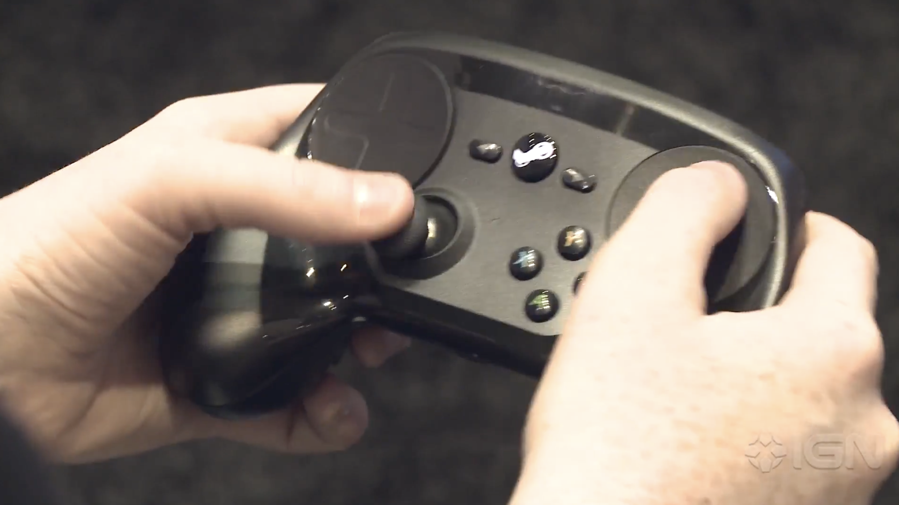 十年多前的初代 Steam Controller 有兩個大大的圓形觸控板，Valve對觸控板情有獨鍾，想把觸控板當成取代鍵鼠的遊戲方案，這個方向一直堅持著