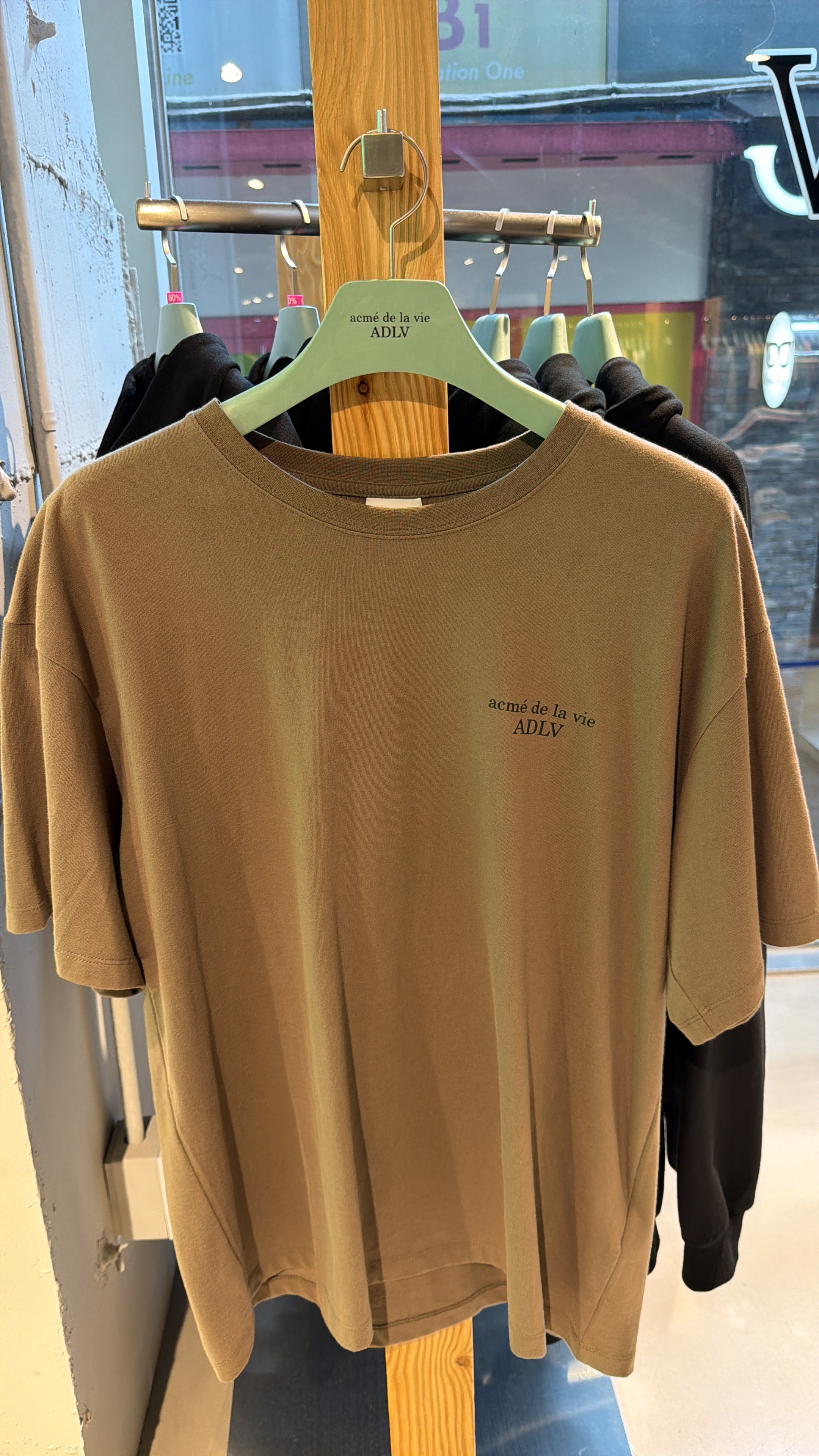 TA19 ADLV 英文Logo T-shirt-卡其色 **只限加購