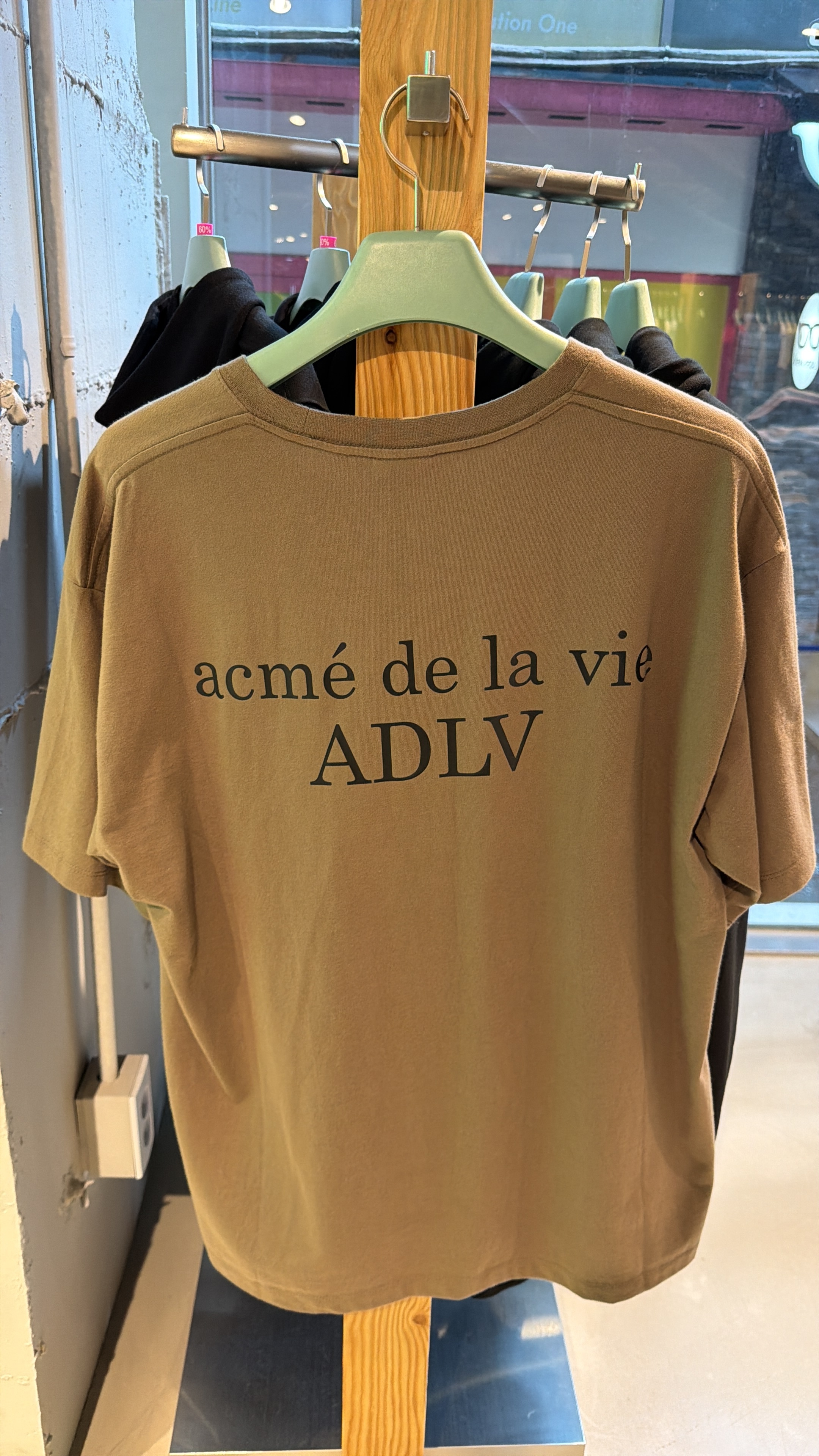 TA19 ADLV 英文Logo T-shirt-卡其色 **只限加購